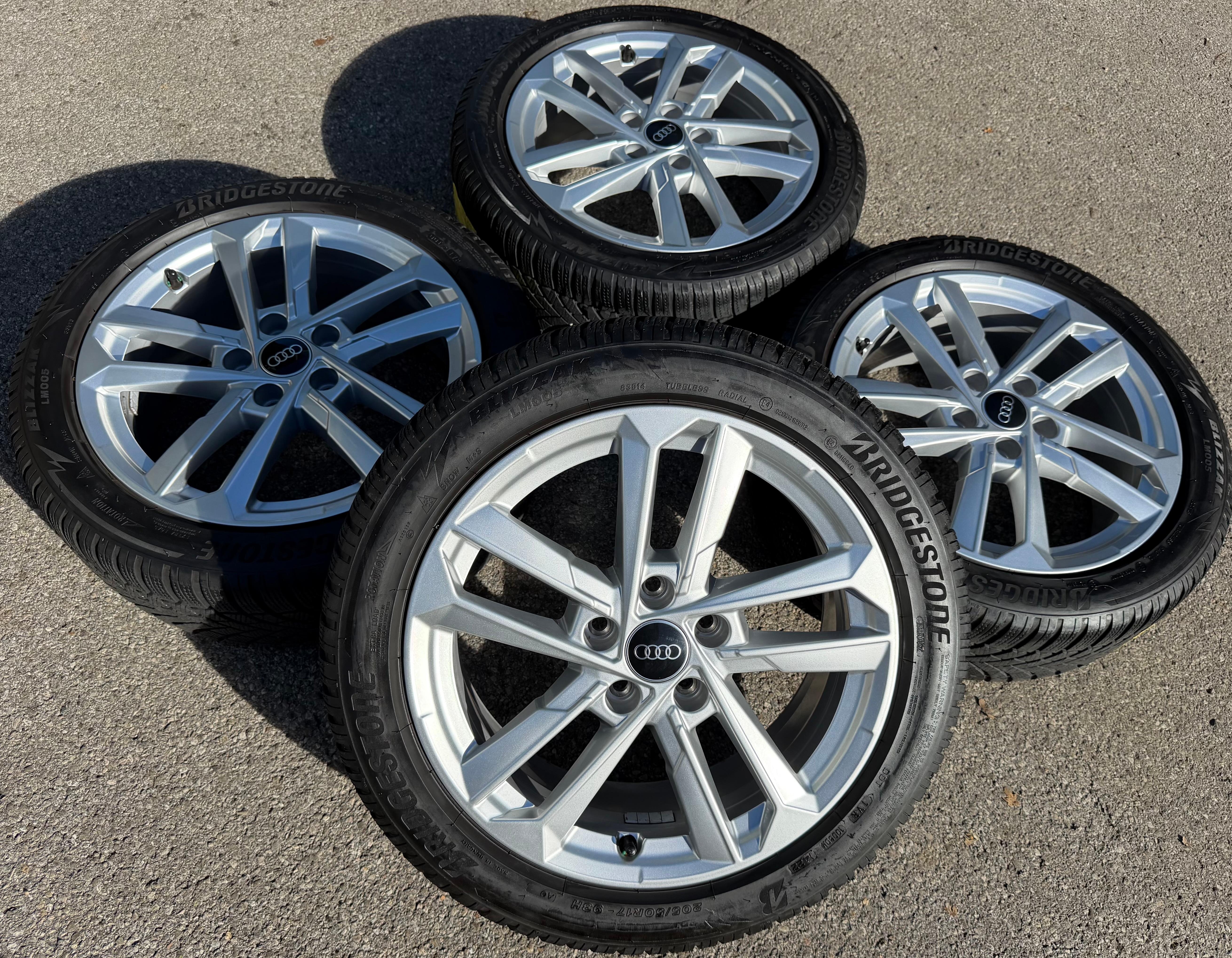 4 ruedas de invierno de aleación originales de 17" para Audi A3 S3 8Y 8Y0601025L 205/50R17 93H Bridgestone