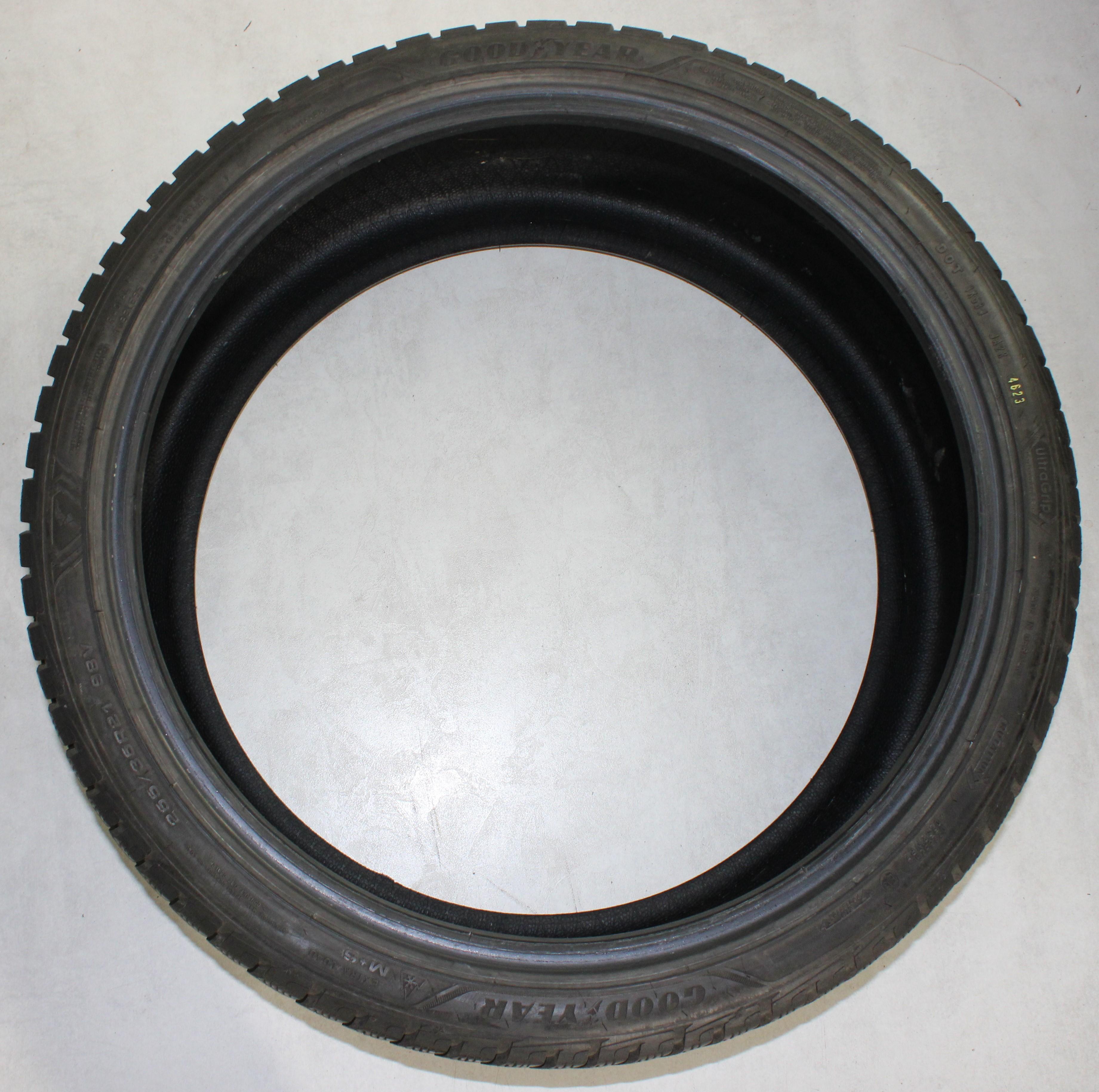 4 x 255/35R21 98V Winterreifen Goodyear Ultra Grip Performance + 2x7-7,5mm/2x8mm 2023 XL