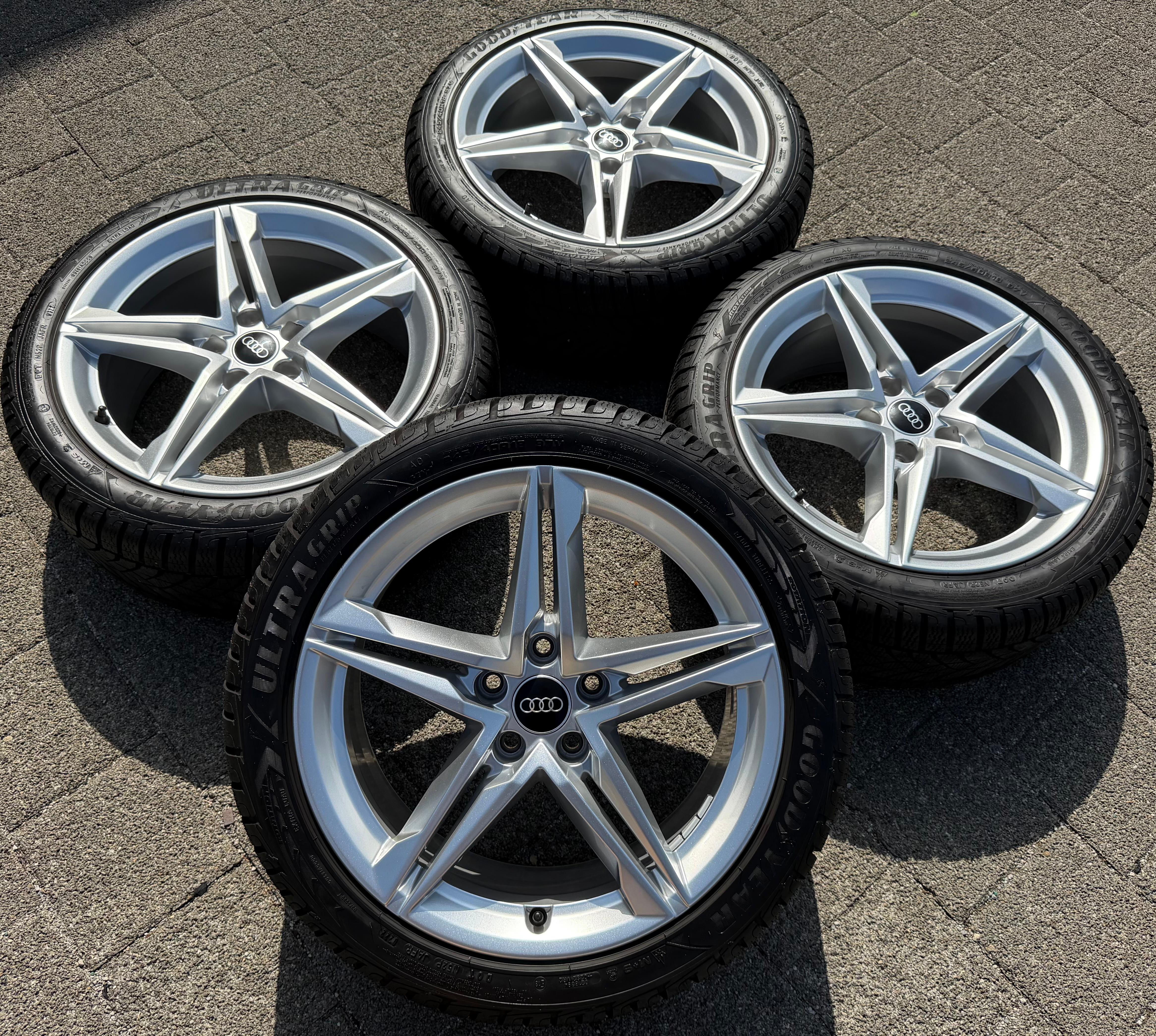 4 Original 18" Alu Winterräder Audi A4 S4 8W B9 8W0601025EC 245/40R18 97V 2022