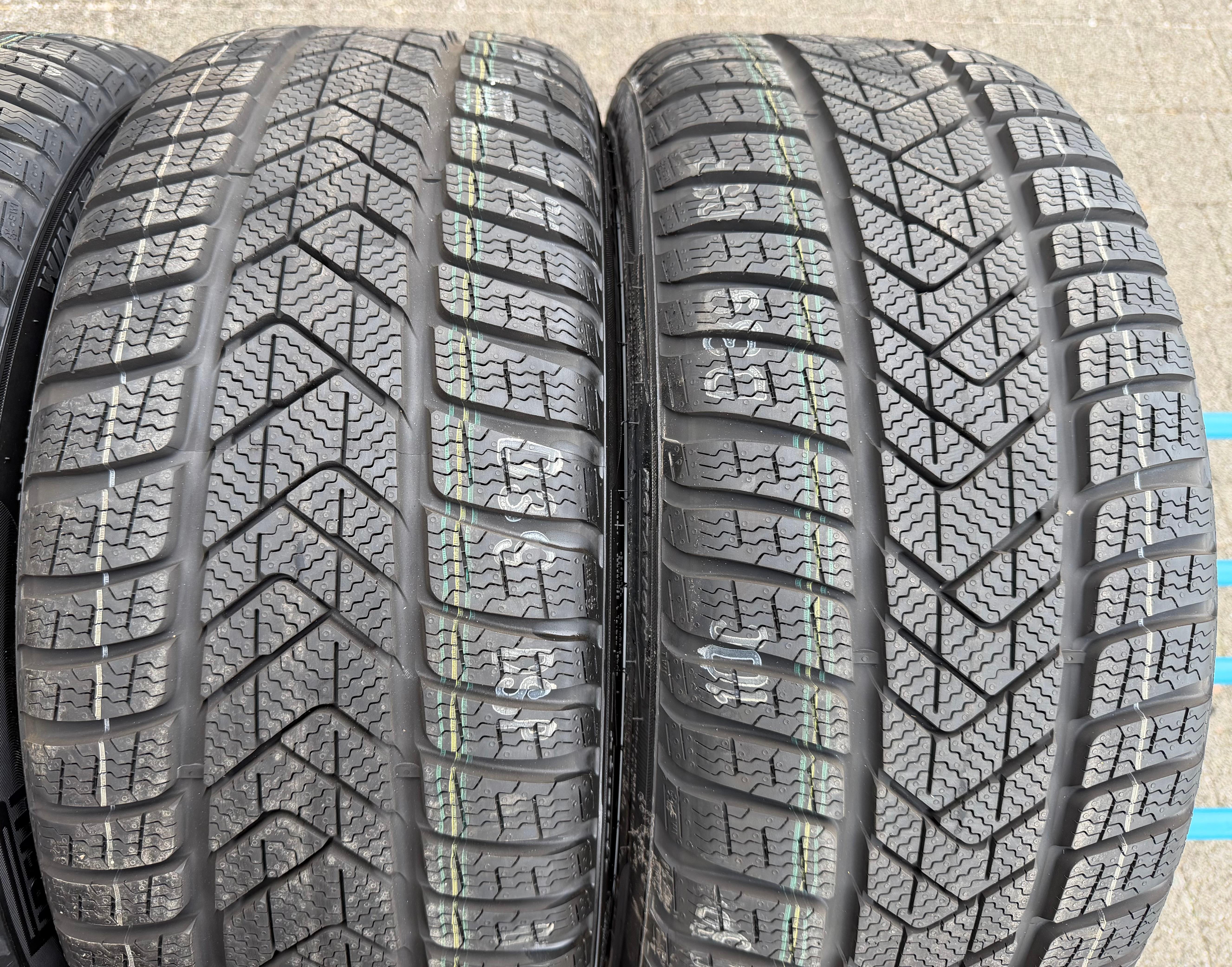 4 Original 18" Alu Winterräder Audi A3 S3 8Y 8Y0601025J 225/40R18 92V Pirelli