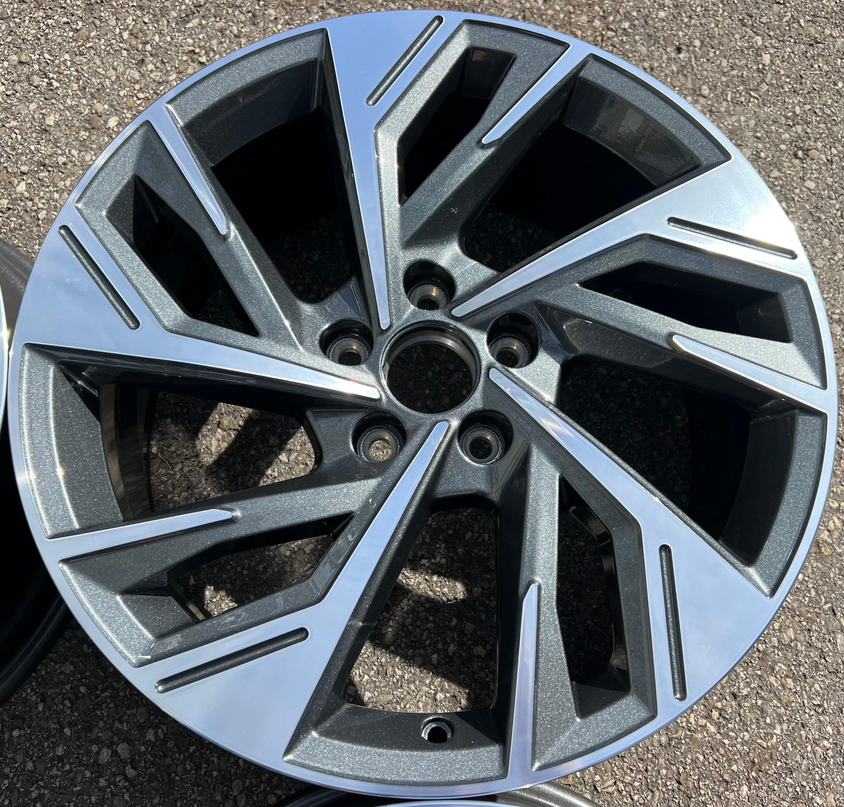 4 CERCHI IN LEGA ORIGINALI DA 18" CERCHI AUDI A3 S3 8Y 8Y0601025AB 7,5x18 ET42 SPEDIZIONE GRATUITA