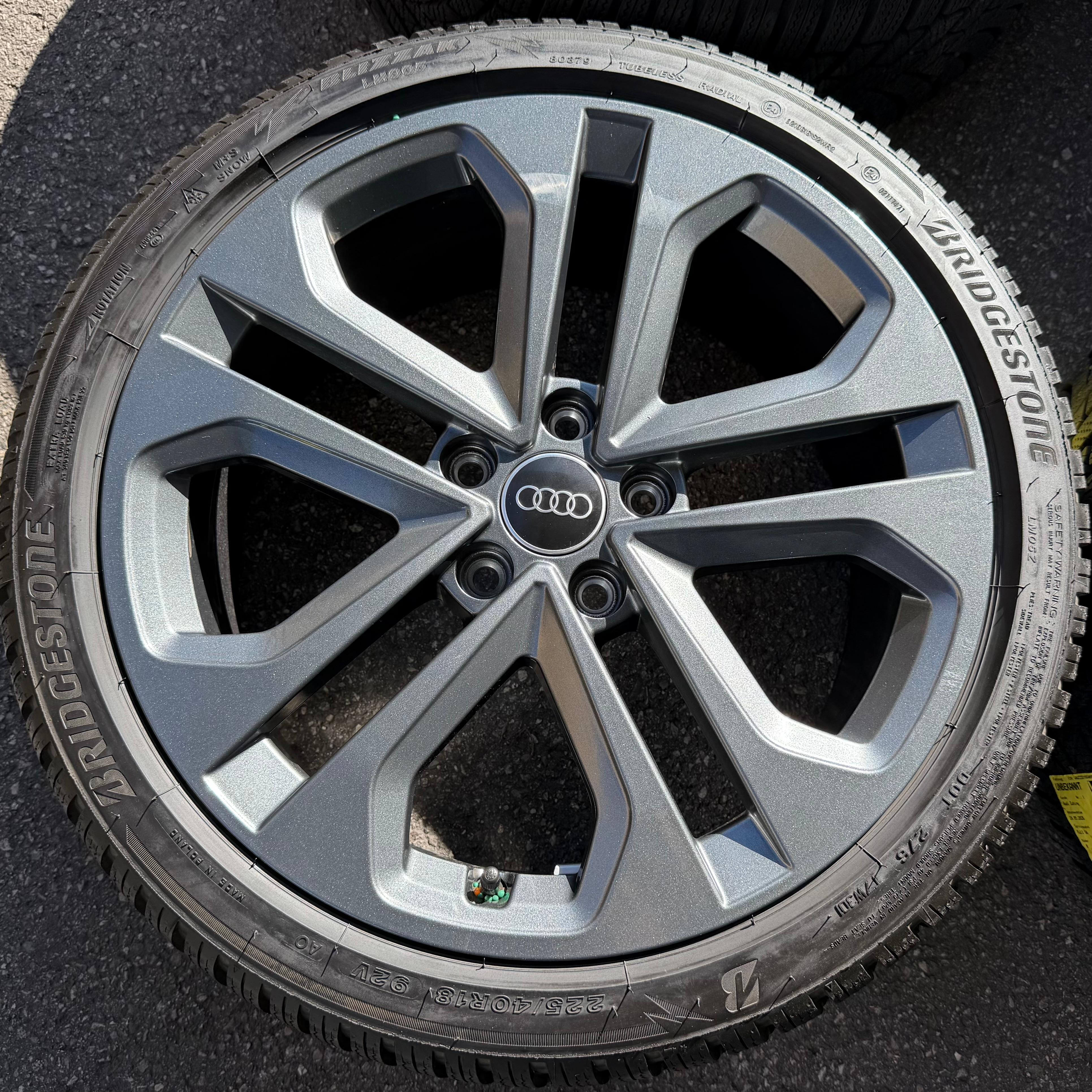 4 ruedas de invierno de aleación originales de 18" para Audi A3 S3 8Y 8Y0601025CM 225/40R18 92V 2025