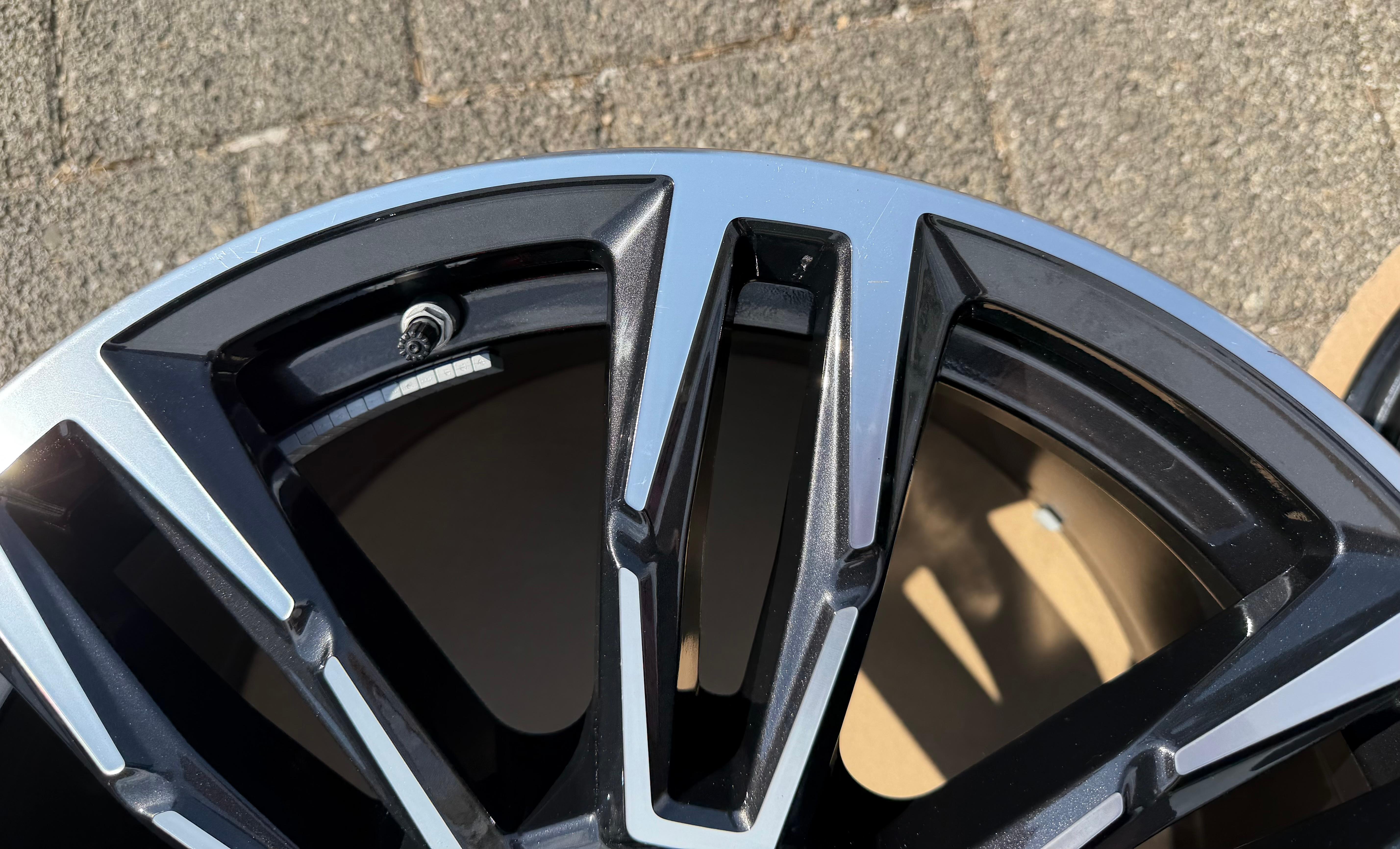 4 cerchi in lega originali da 19" per BMW Serie 5 G60 G61 i5, modello 935M, codici 5A324E0 e 5A324E1
