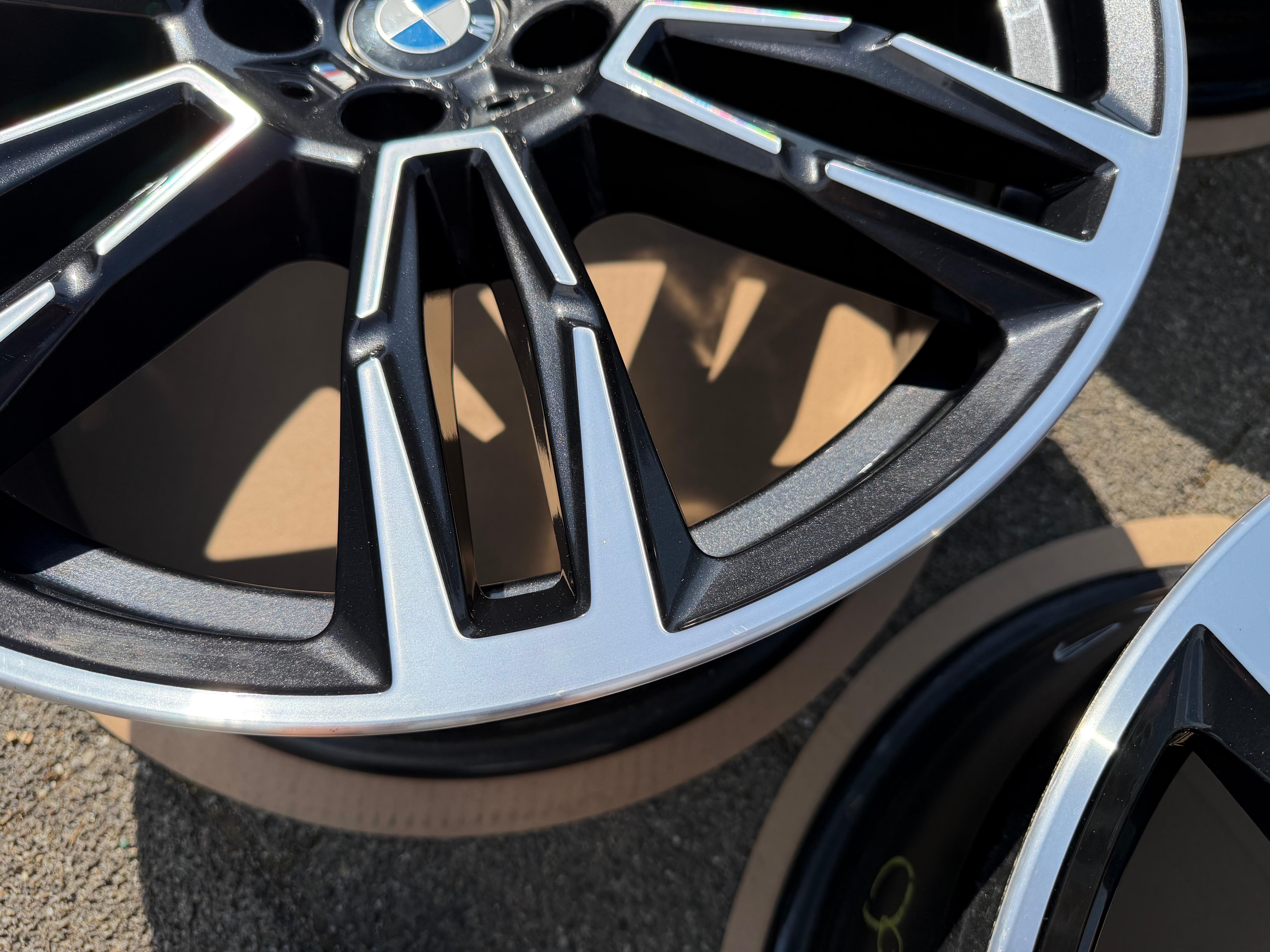 4 cerchi in lega originali da 19" per BMW Serie 5 G60 G61 i5, modello 935M, codici 5A324E0 e 5A324E1