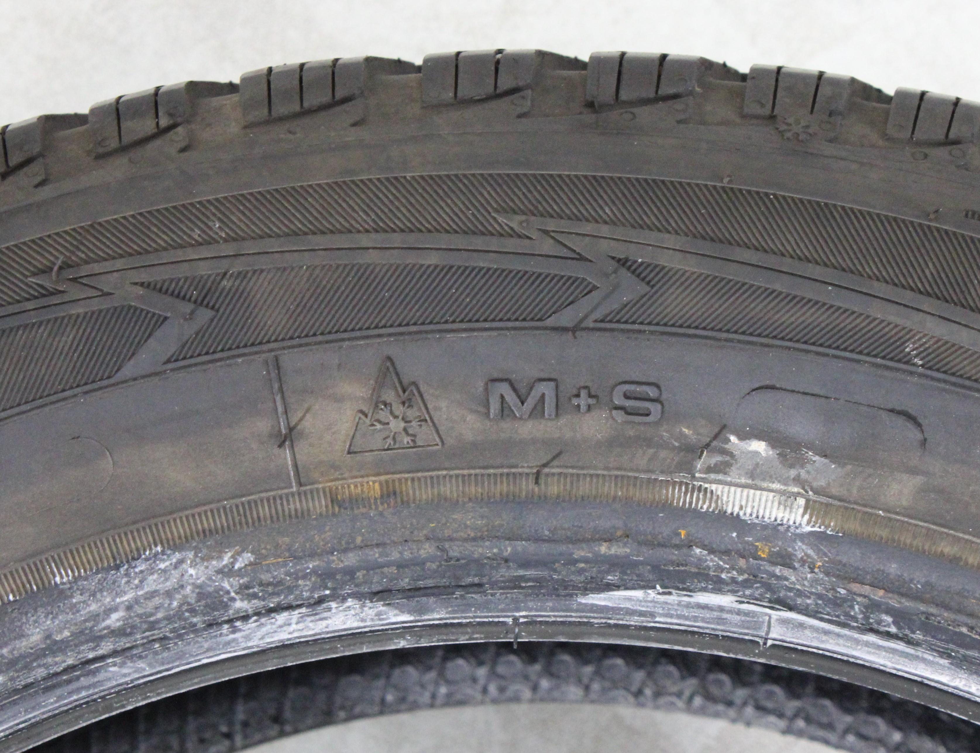 1 x 195/55R16 87T Pneumatico invernale Goodyear Ultra Grip 9+ 4,5-5mm 2020