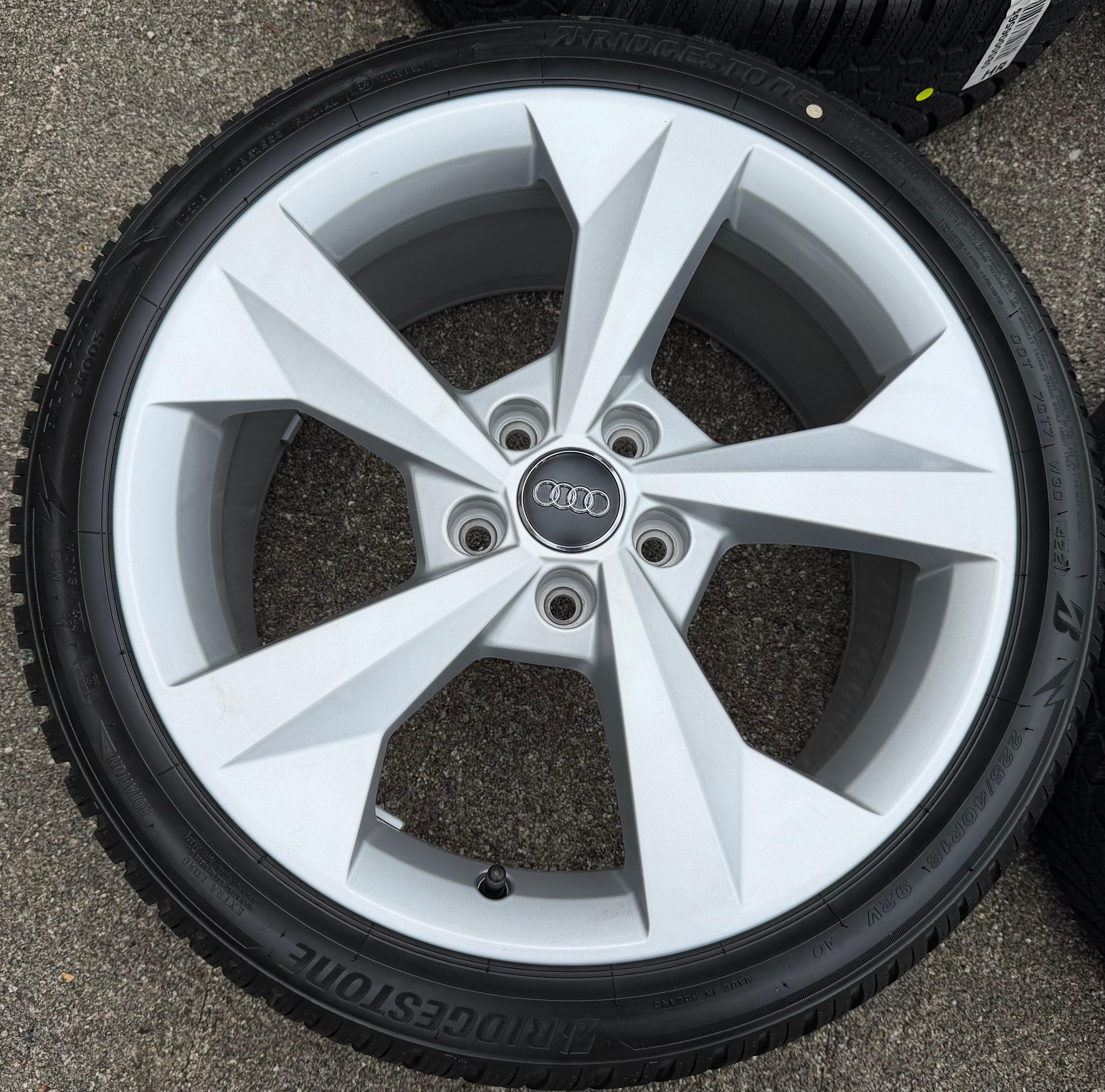 4 Original 18" Alu Winterräder Audi A3 S3 8Y 8Y0601025J 225/40R18 92V Bridgestone 2021