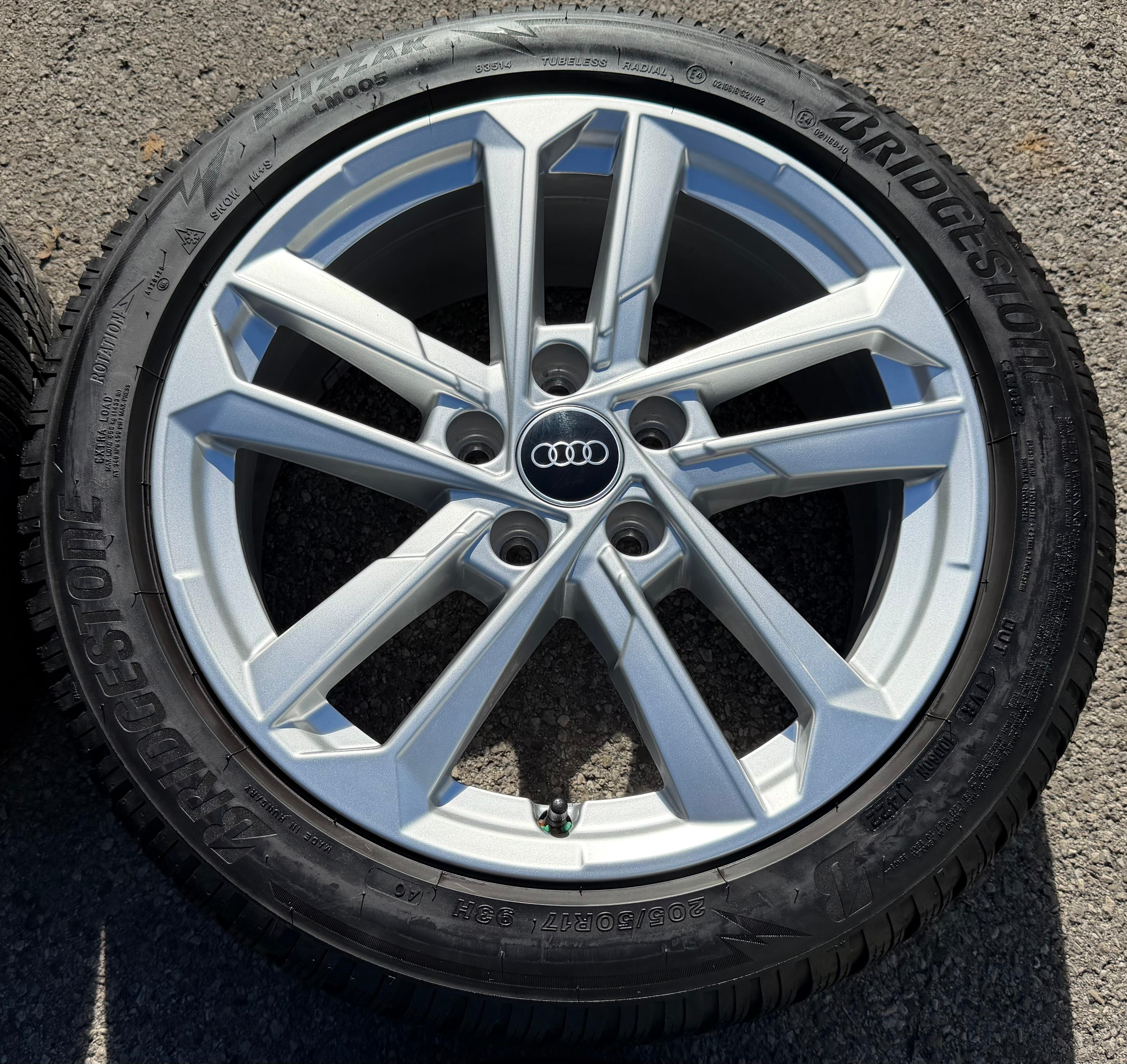 4 ruedas de invierno de aleación originales de 17" para Audi A3 S3 8Y 8Y0601025L 205/50R17 93H Bridgestone