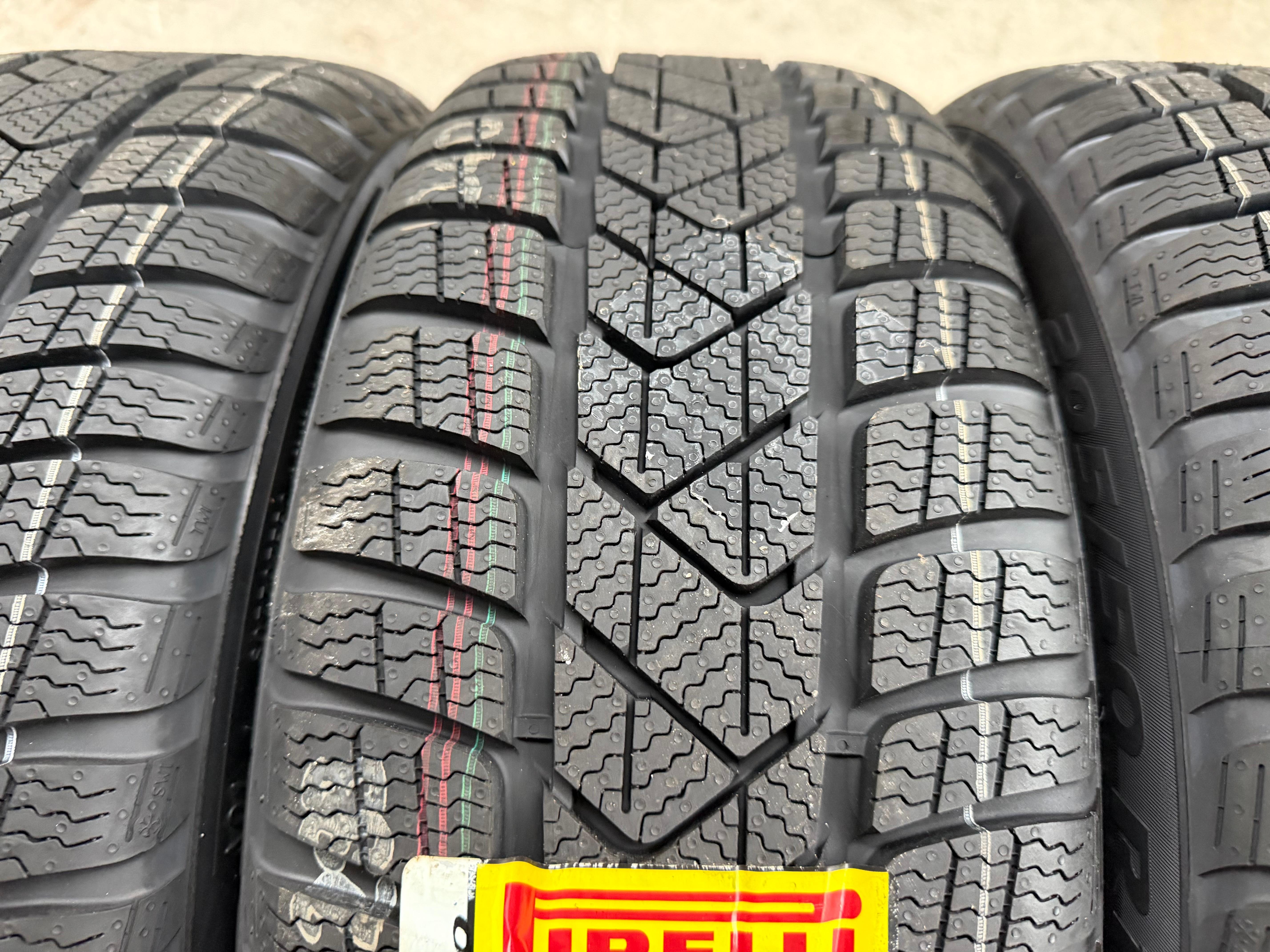 4 Original 17" Alu Winterräder Audi A3 S3 8Y 8Y0601025L 205/50R17 93H Pirelli