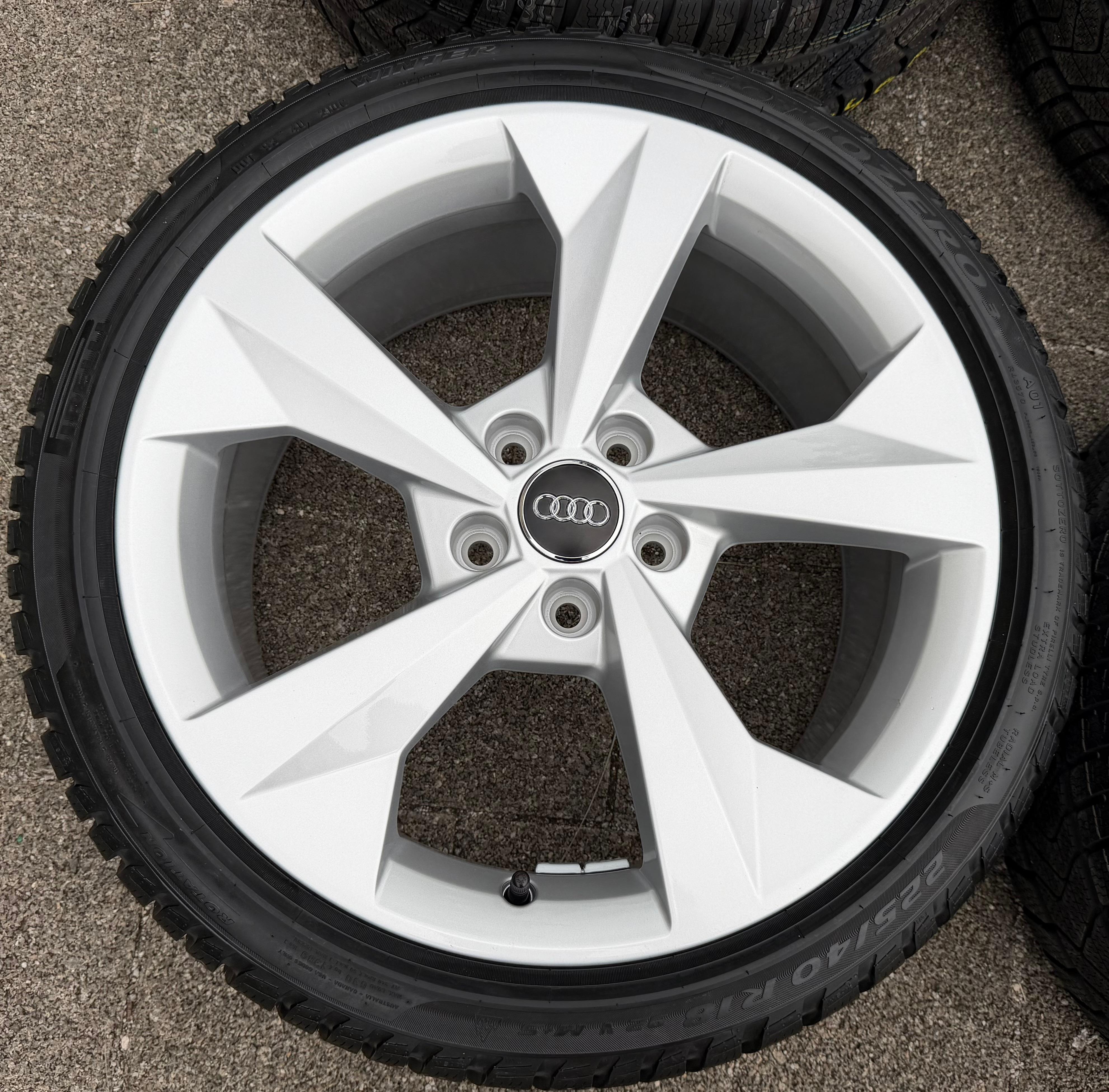 4 Original 18" Alu Winterräder Audi A3 S3 8Y 8Y0601025J 225/40R18 92V Pirelli