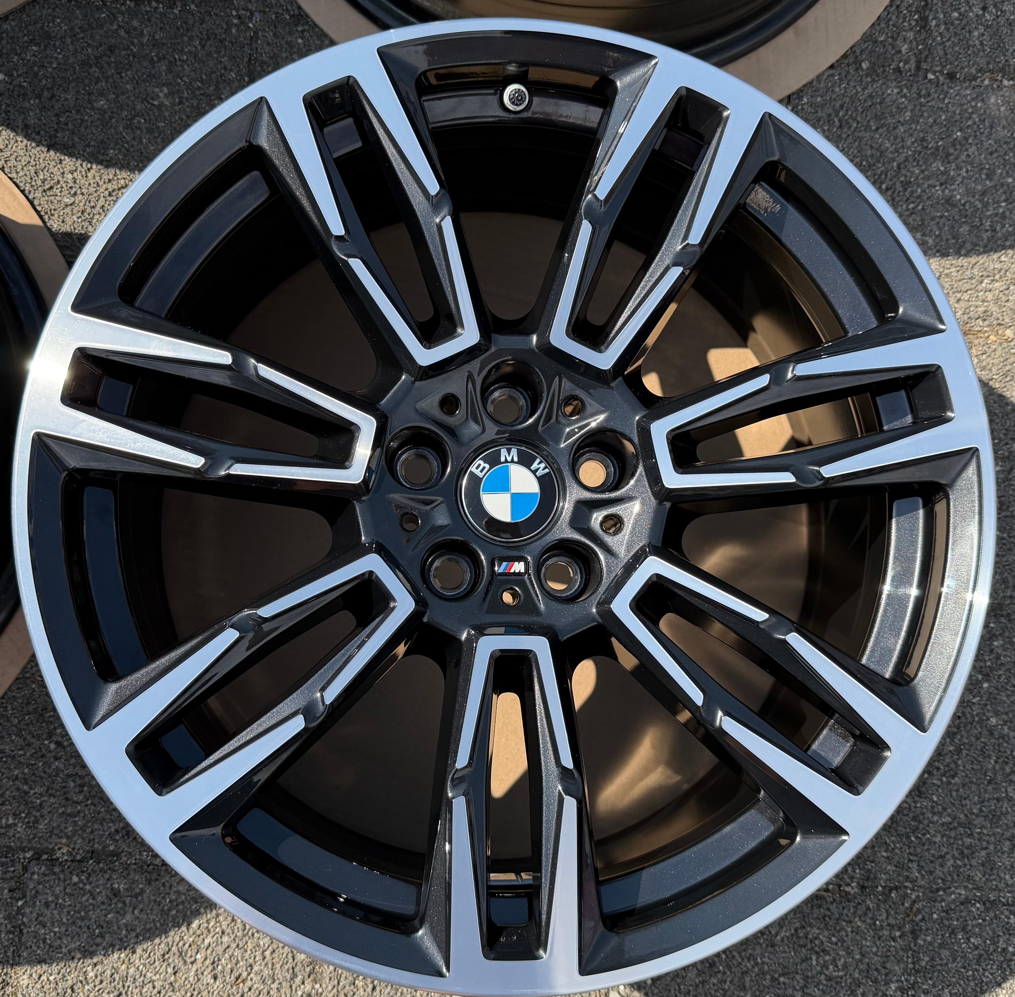 4 cerchi in lega originali da 19" per BMW Serie 5 G60 G61 i5, modello 935M, codici 5A324E0 e 5A324E1