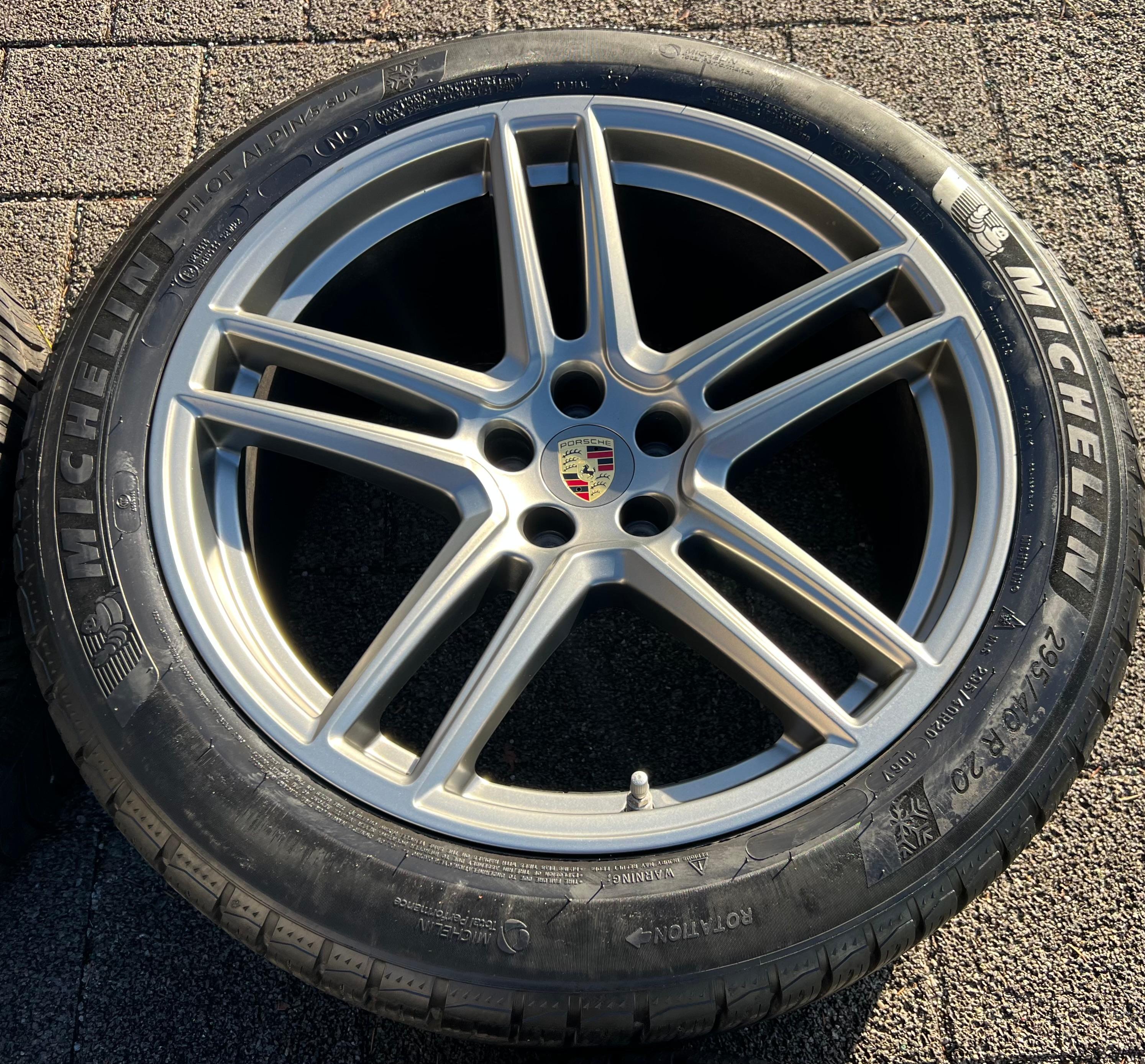 4 ORIGINELE 20" LICHTMETALEN WINTERWIELEN PORSCHE MACAN 265/45R20 104V 295/40R20 106V BANDENDRUKCONTROLESYSTEEM
