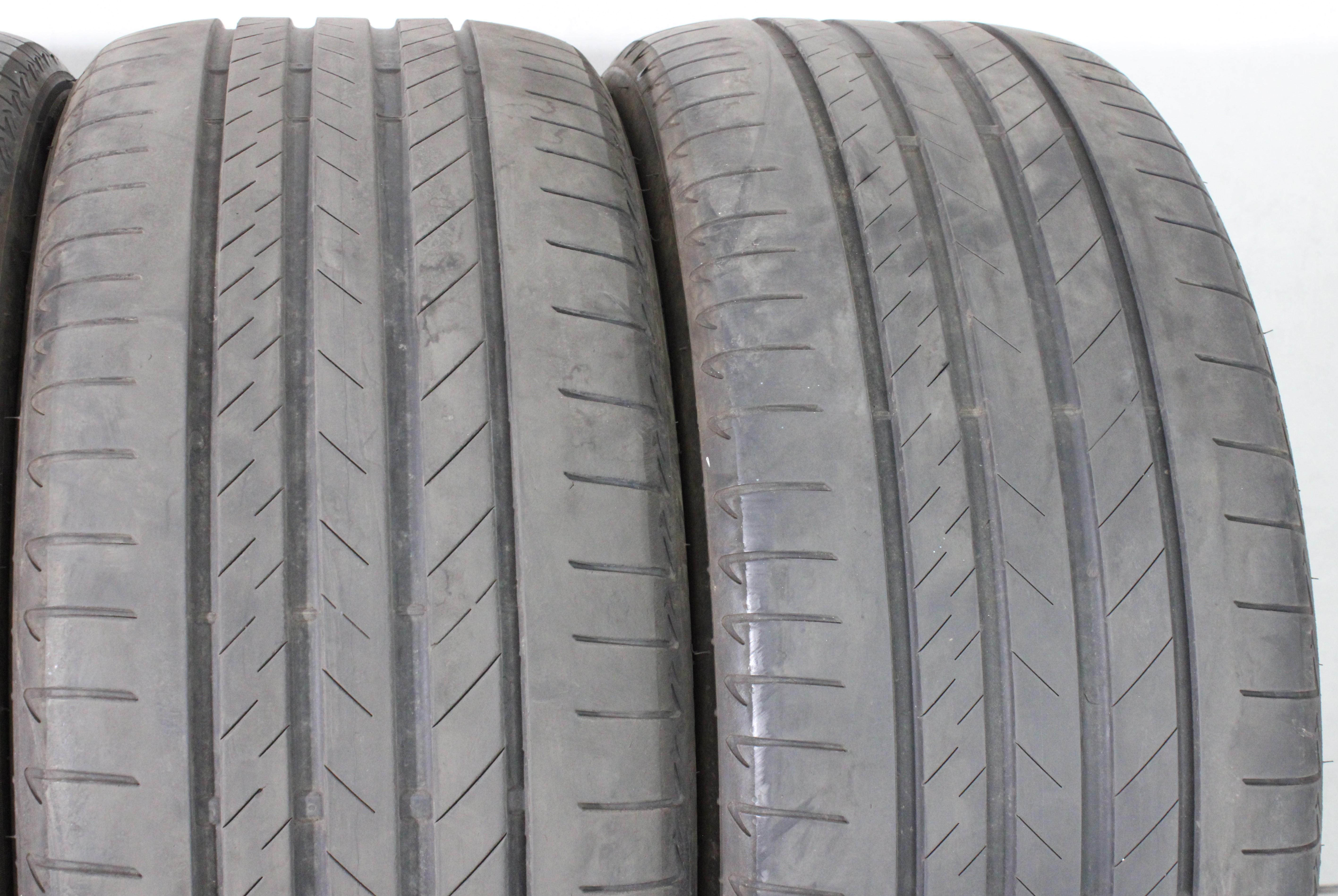 4 pneus d'été Bridgestone Alenza 001* 275/40R22 107Y, avec une profondeur de 5 à 5,5 mm au centre et de 6 mm sur les épaulements. 2023 Silent