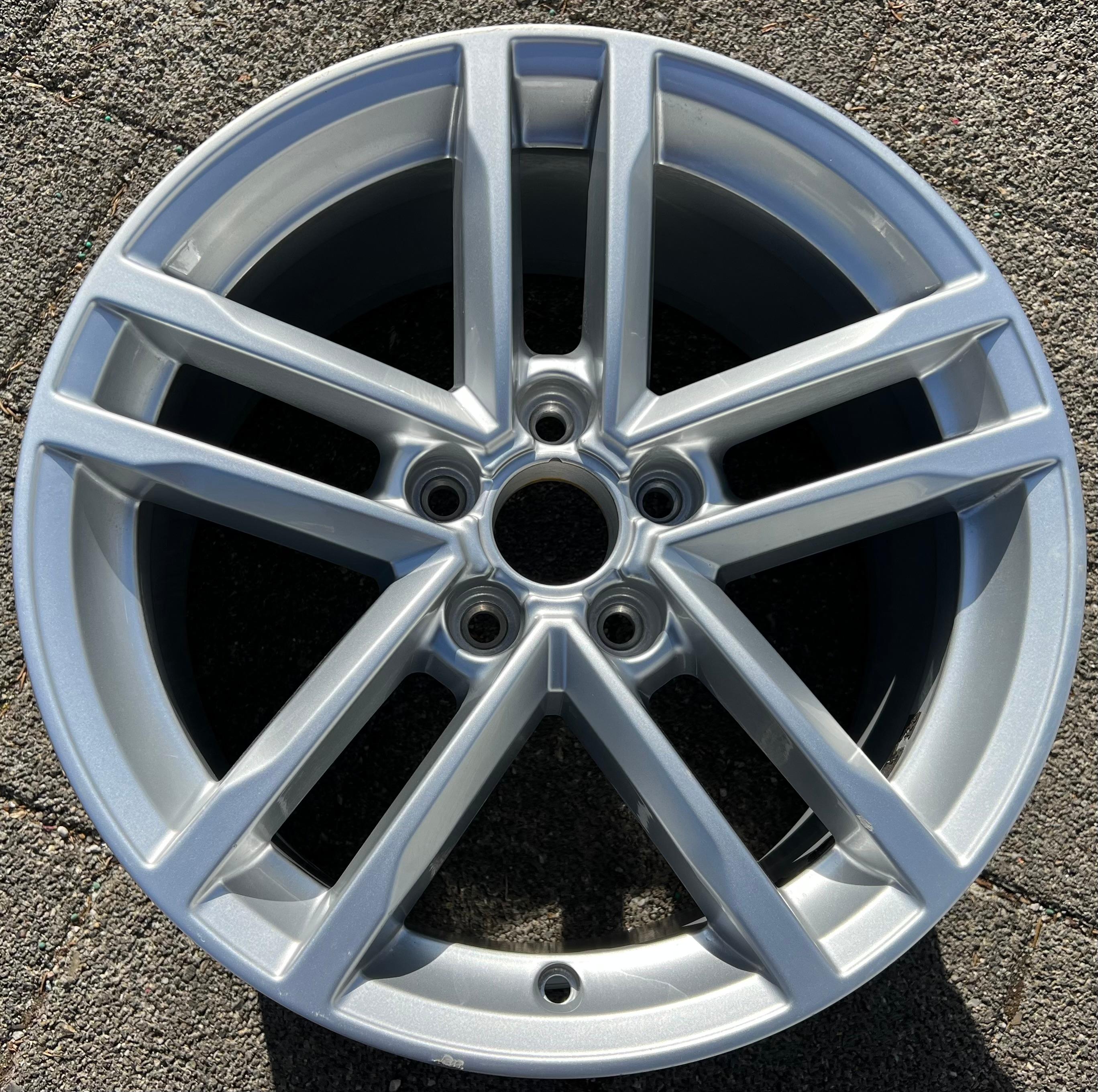 1 X JUPE ALU ORIGINALE 17" AUDI TT 8S 8S0601025A 8,5x17 ET50 FREIHAUS