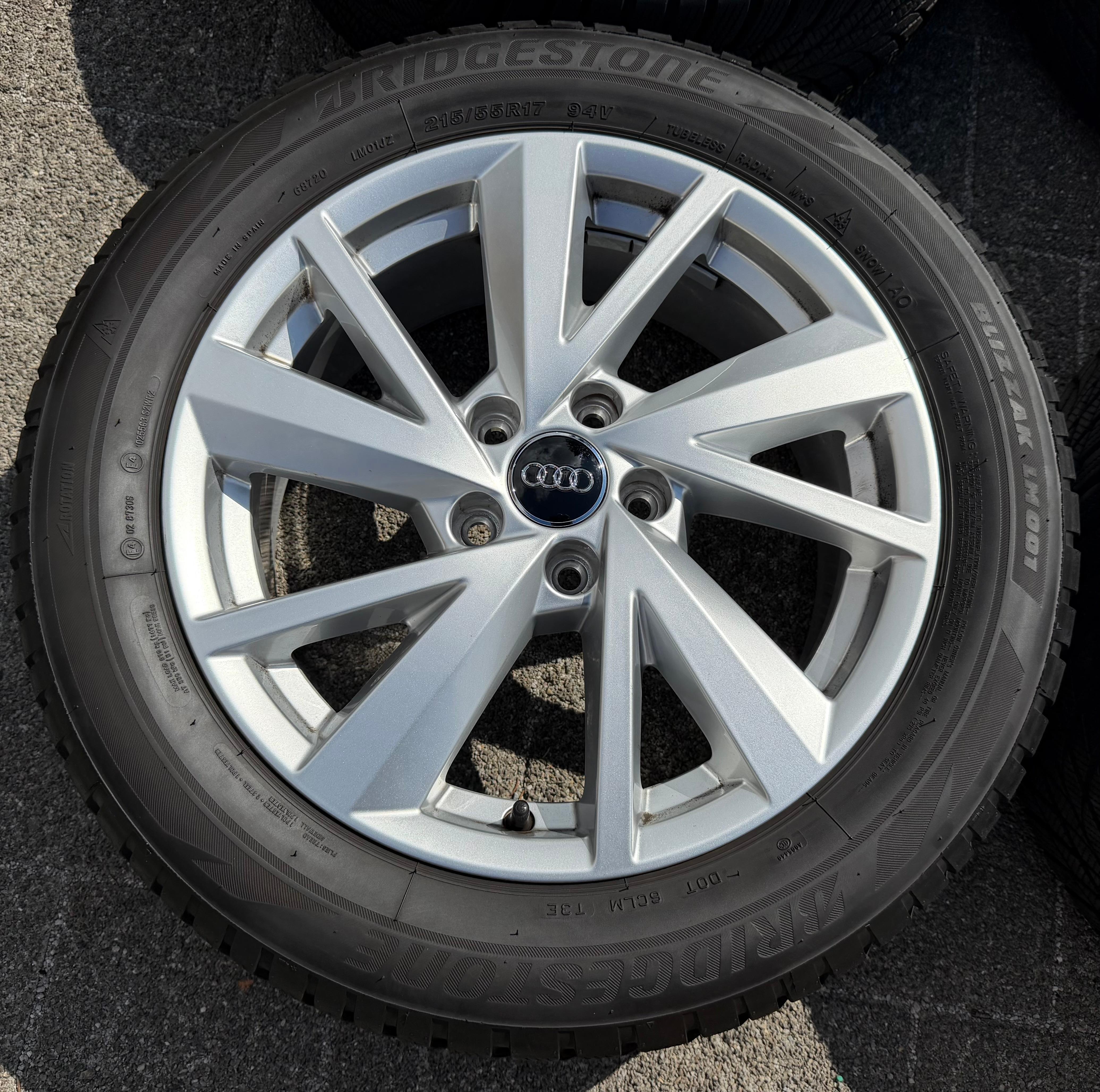 4 ruote complete in lega originali da 17" per Audi Q2 215/55R17 94V Bridgestone 2023