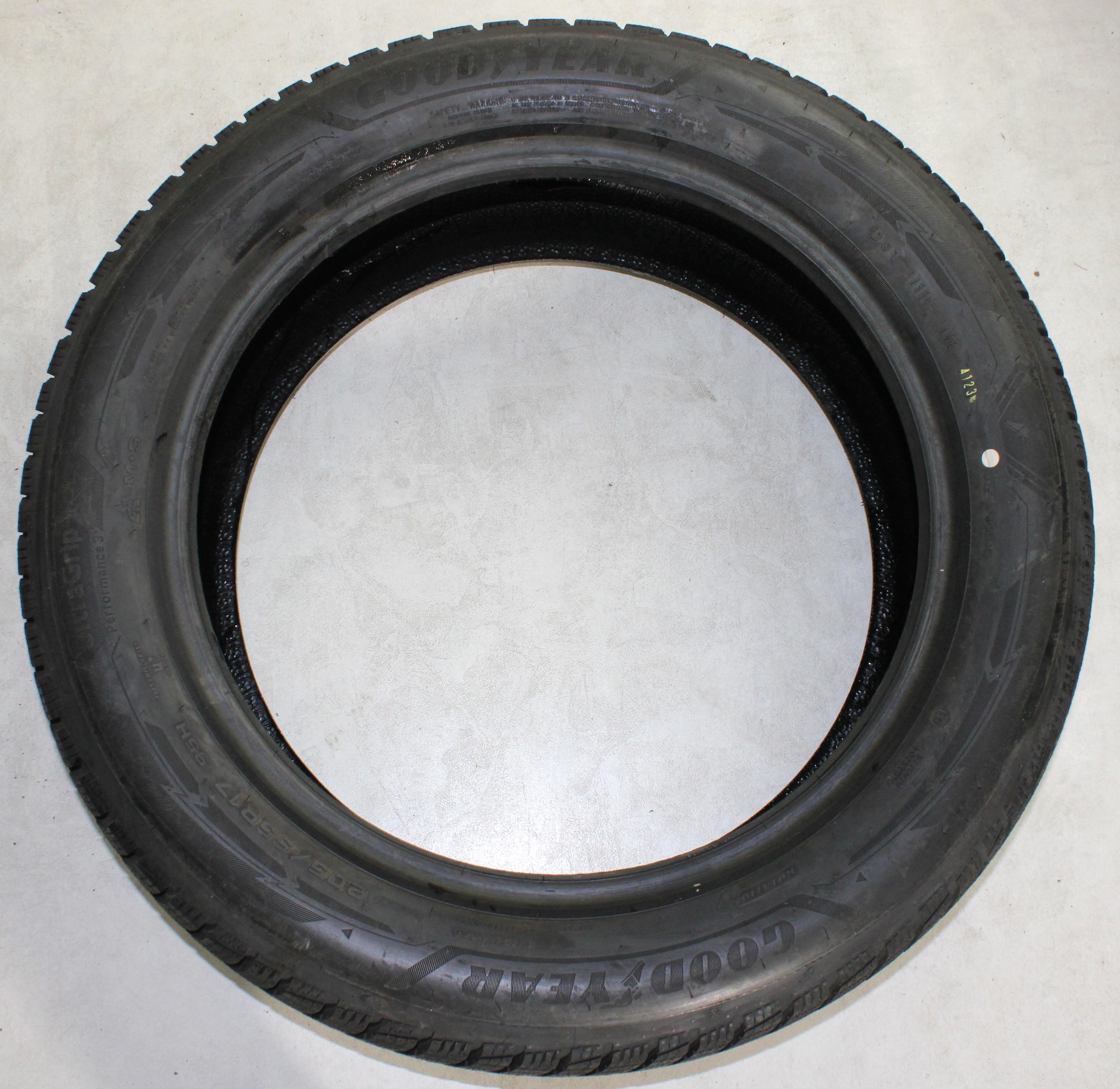 4 pneumatici invernali Goodyear Ultra Grip Performance 3 2023 205/55R17 95H * NUOVI