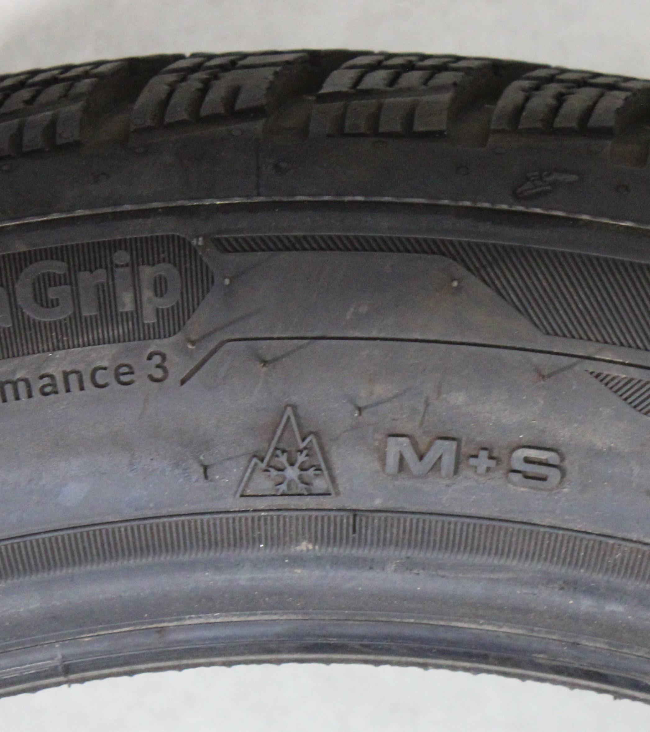 1 x 235/45R18 98H Winterreifen Goodyear Ultra Grip Performance 3 AO 7,5mm 2024