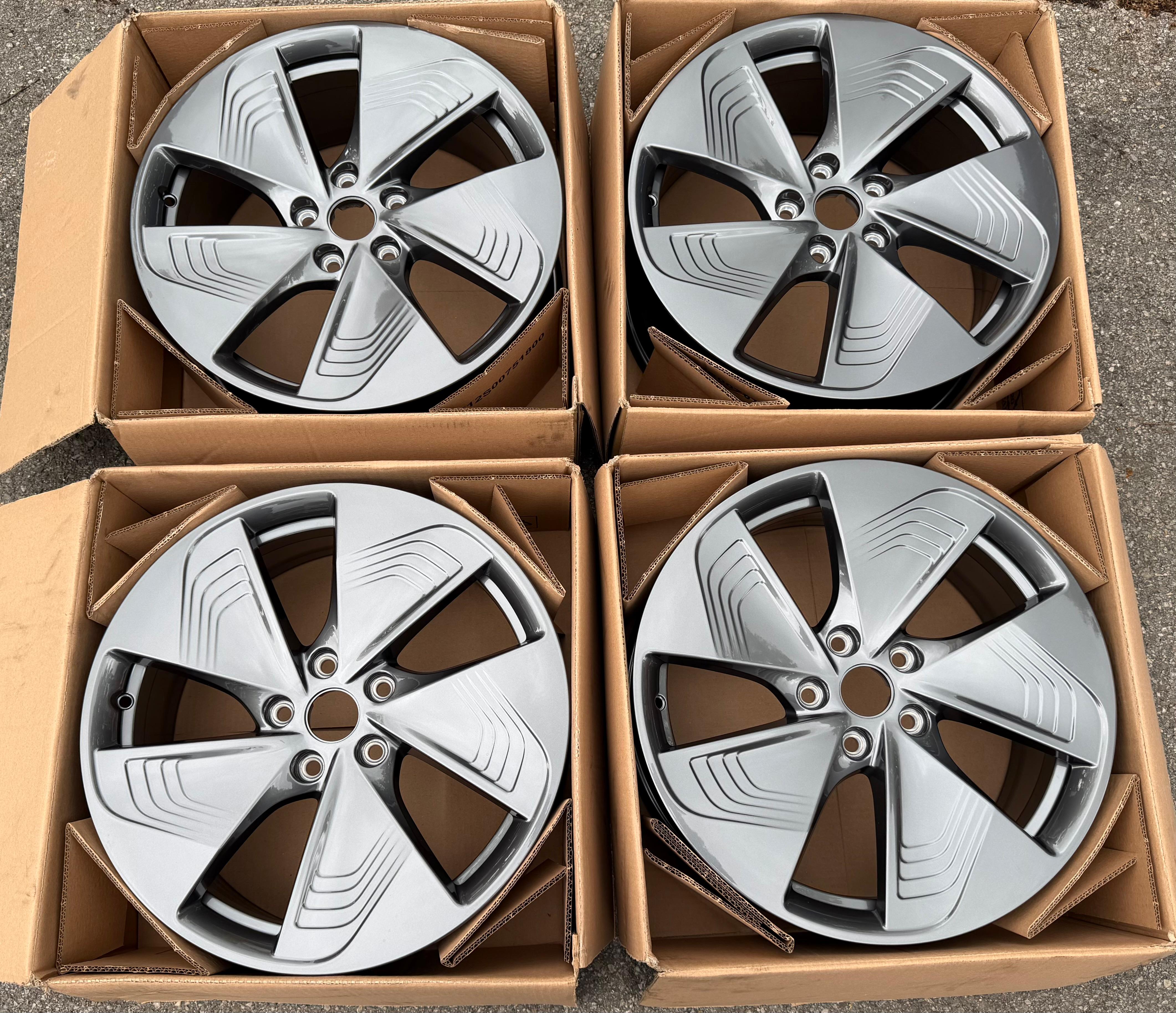4 cerchi in lega originali da 18" SEAT CUPRA BORN CYCLONE, codice 10E601025N, nuovi