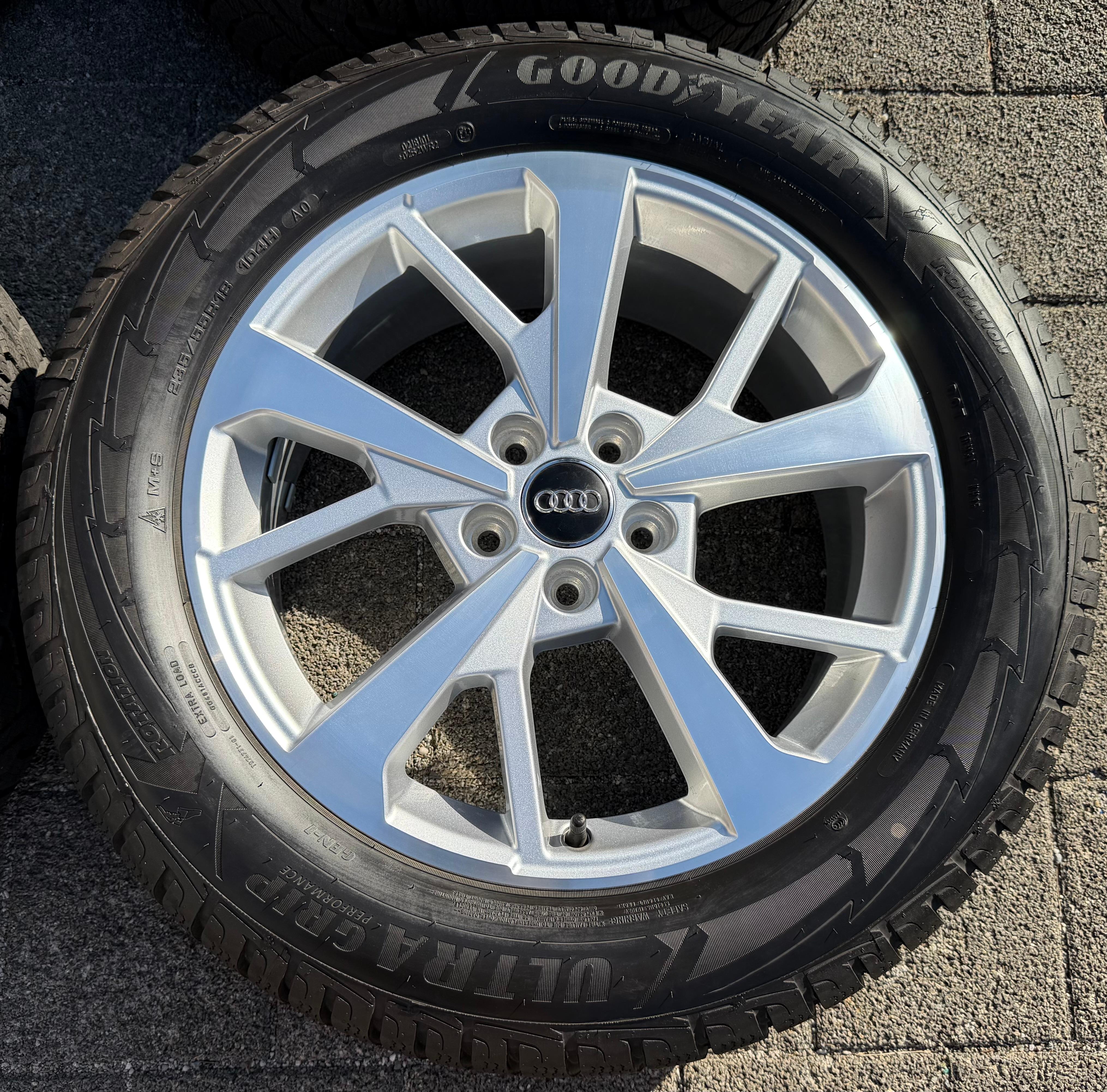 4 Original 18" Alu Winterräder Audi Q3 F3 83A 83A601025J 235/55R18 104H Goodyear
