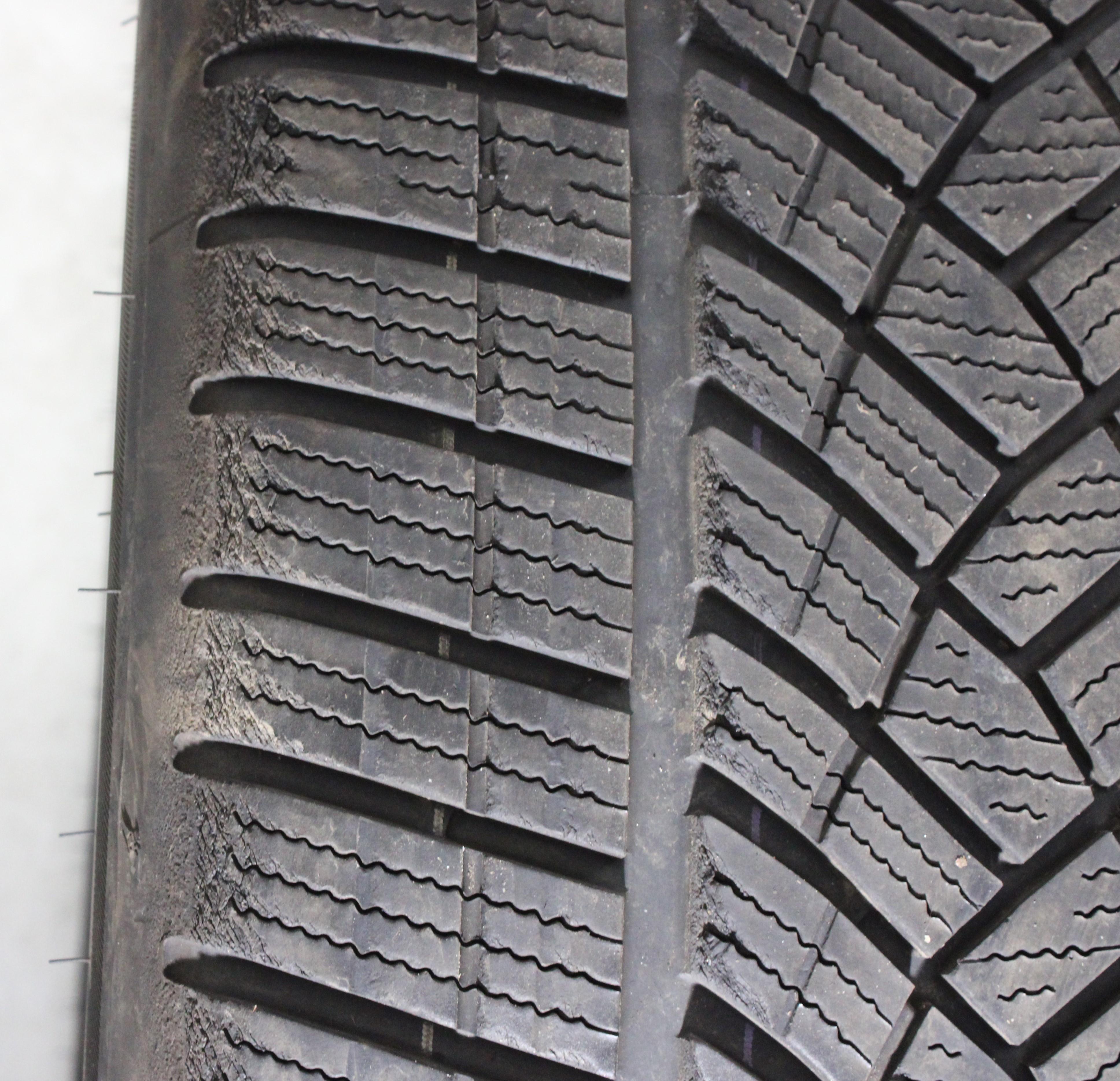 2 x 285/45R20 112H pneumatici invernali Goodyear Ultra Grip Performance + SUV AO 5,5-6mm 2024