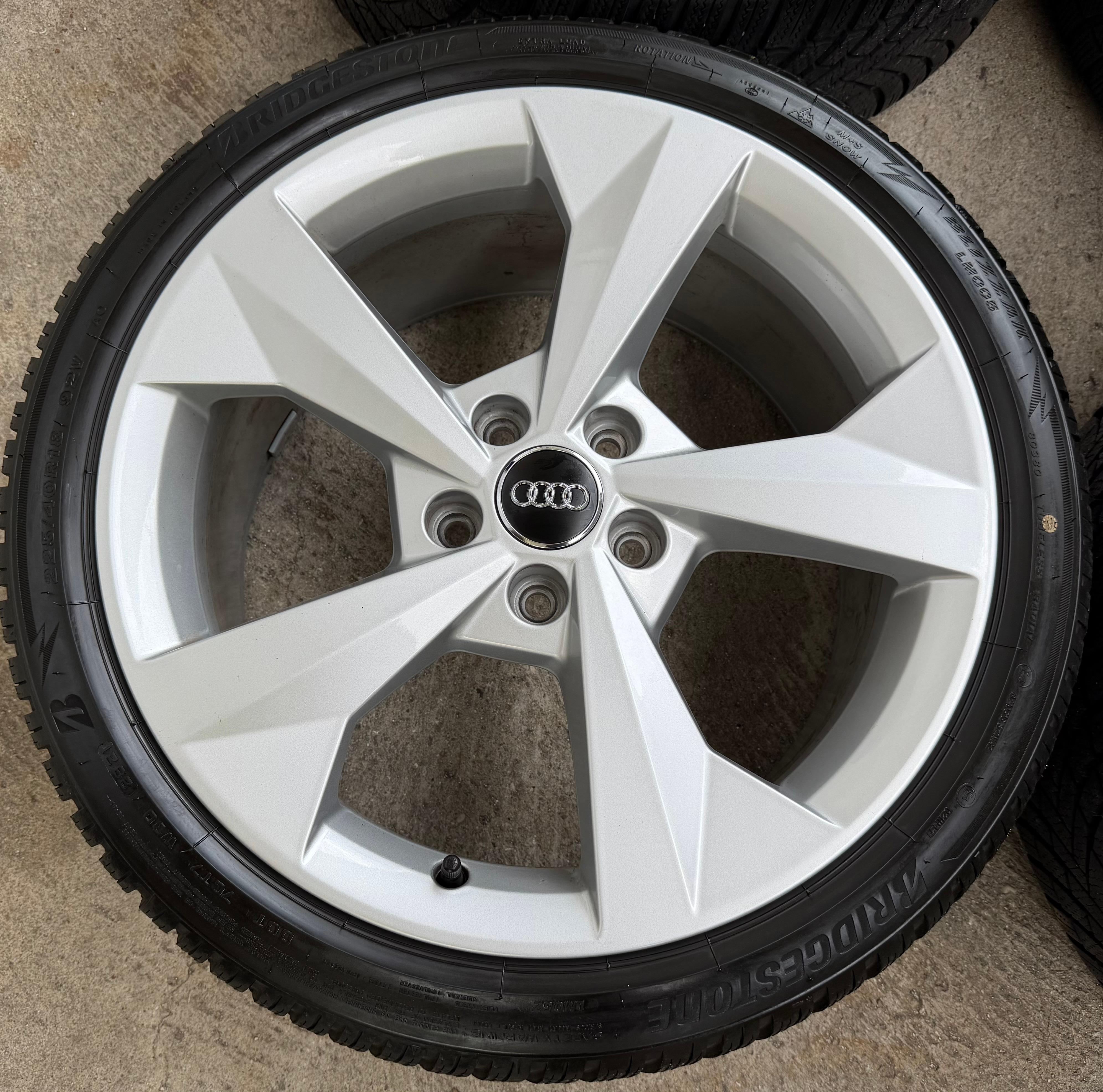 4 Original 18" Alu Winterräder Audi A3 S3 8Y 8Y0601025J 225/40R18 92V Bridgestone 2021