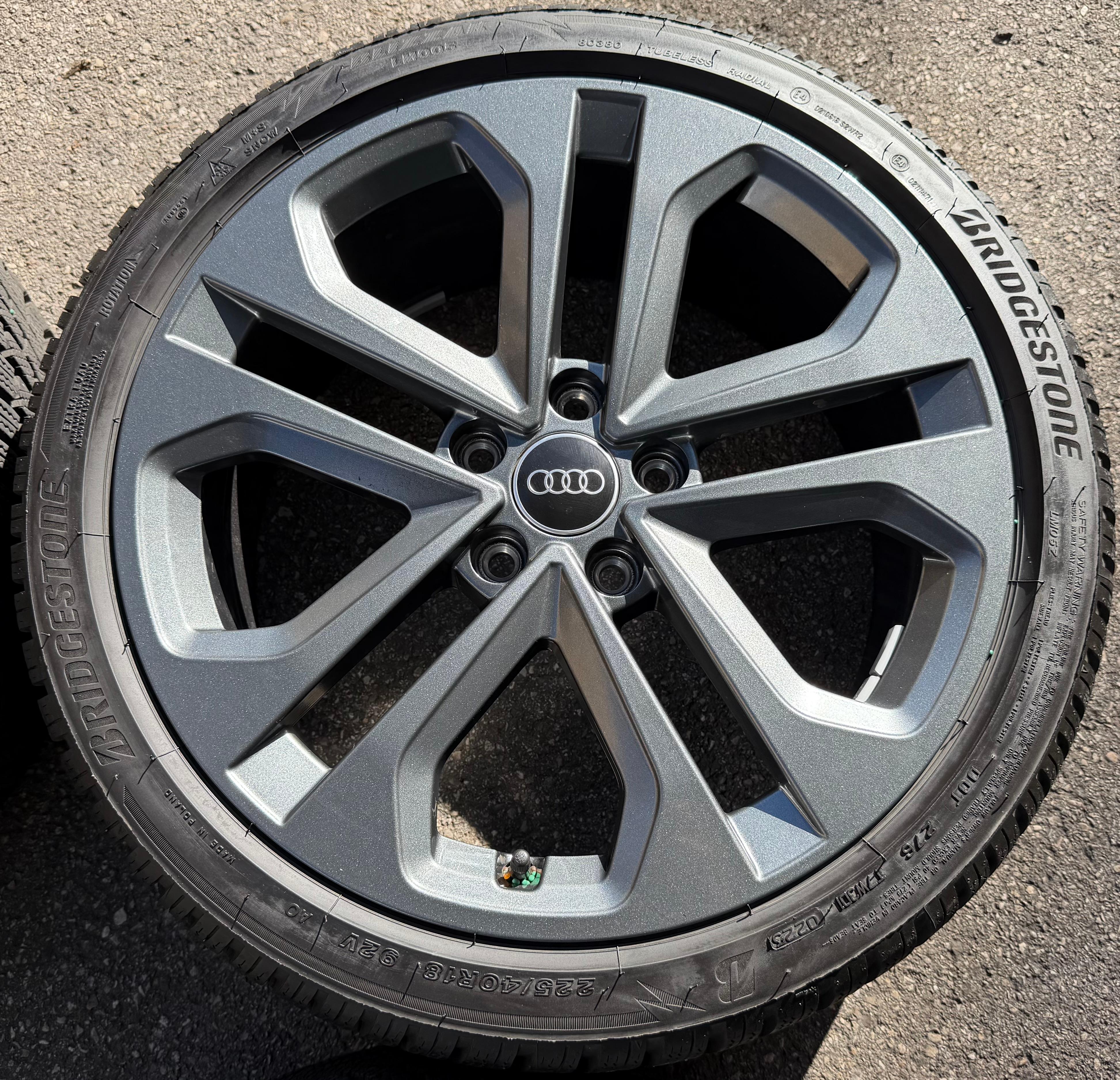 4 ruedas de invierno de aleación originales de 18" para Audi A3 S3 8Y 8Y0601025CM 225/40R18 92V 2025
