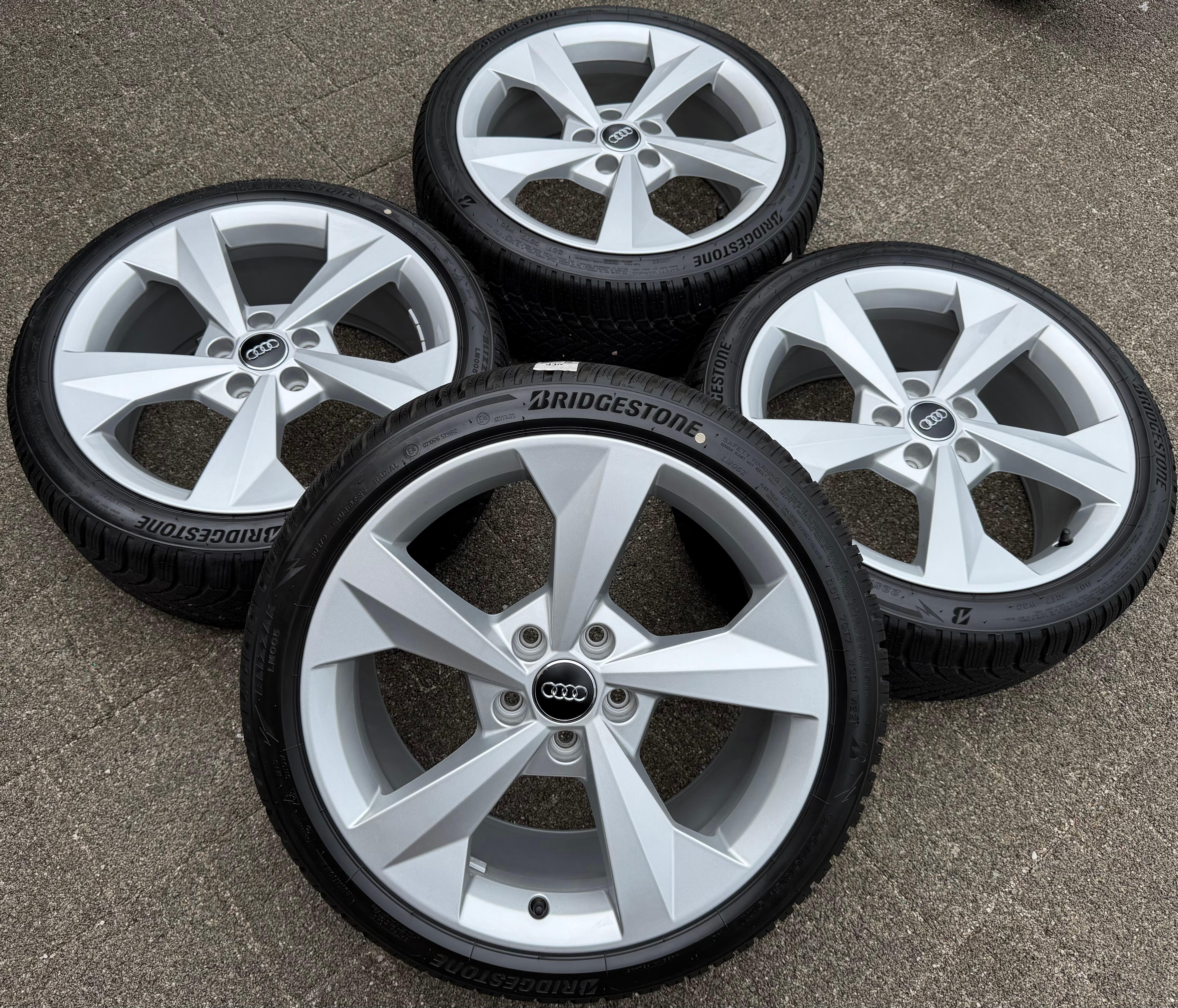 4 Original 18" Alu Winterräder Audi A3 S3 8Y 8Y0601025J 225/40R18 92V Bridgestone 2021