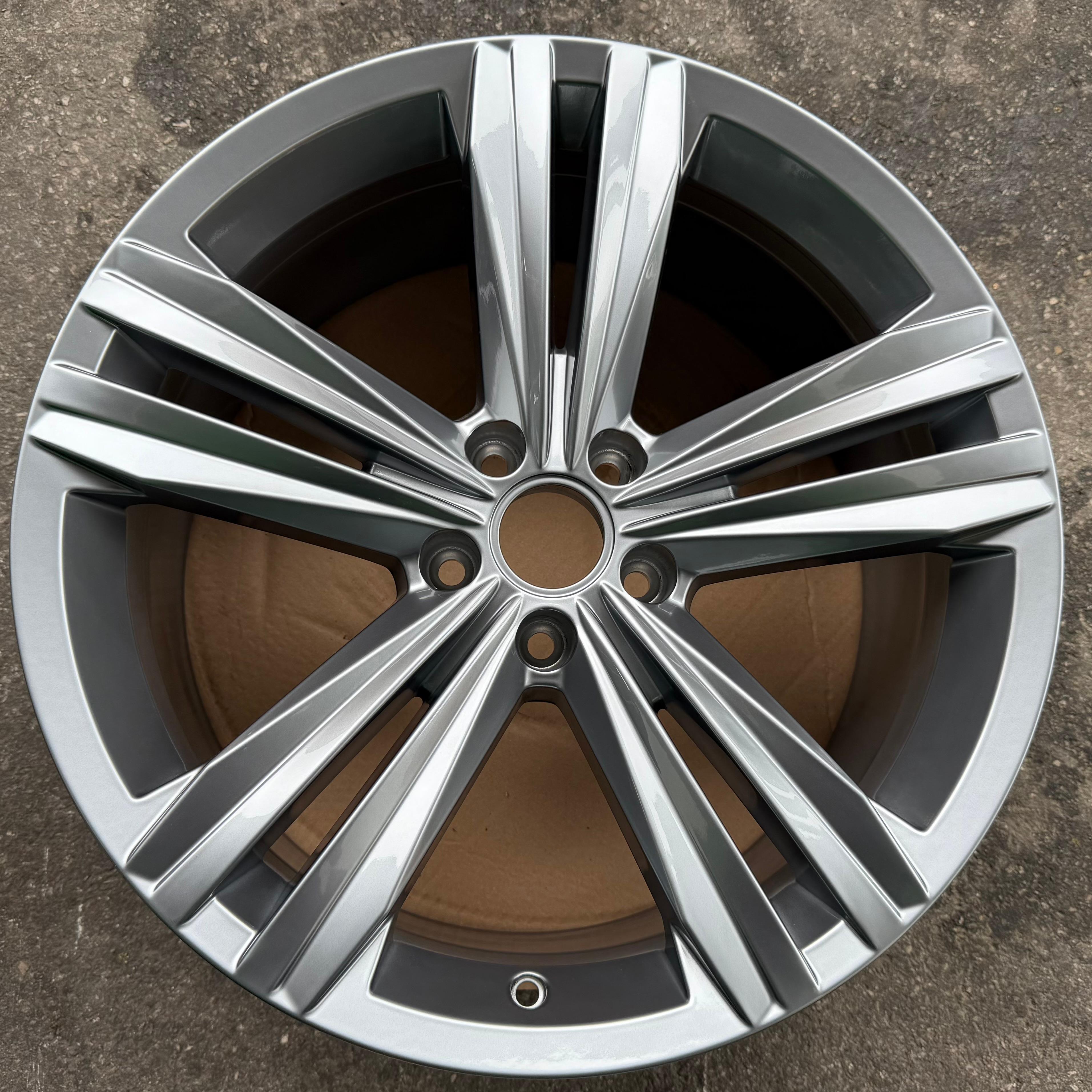 1 cerchio in lega originale da 19" VW Touareg 3 III CR7 760601025P 8,5x19 ET38 Sebring