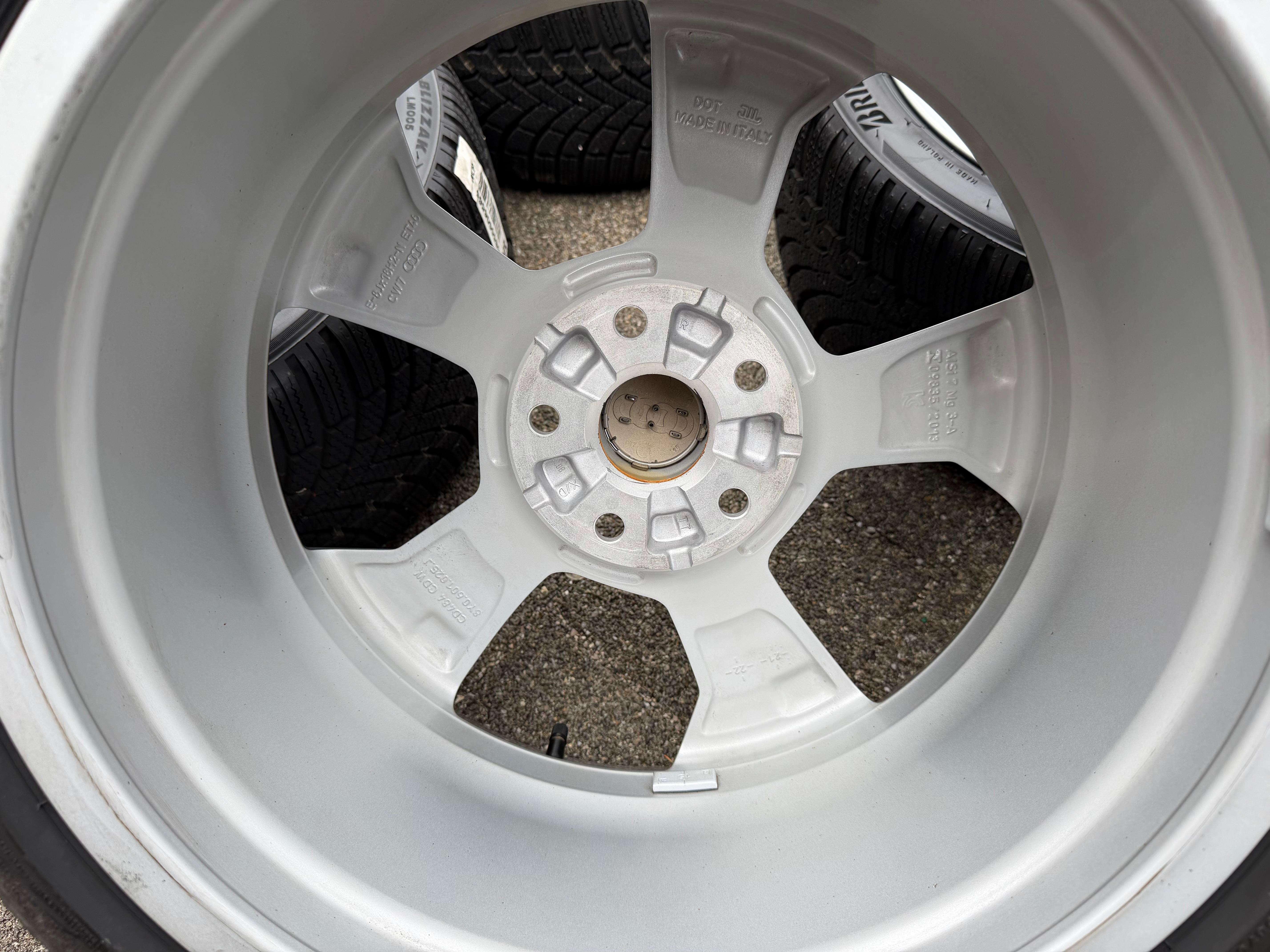 4 Original 18" Alu Winterräder Audi A3 S3 8Y 8Y0601025J 225/40R18 92V Bridgestone 2021