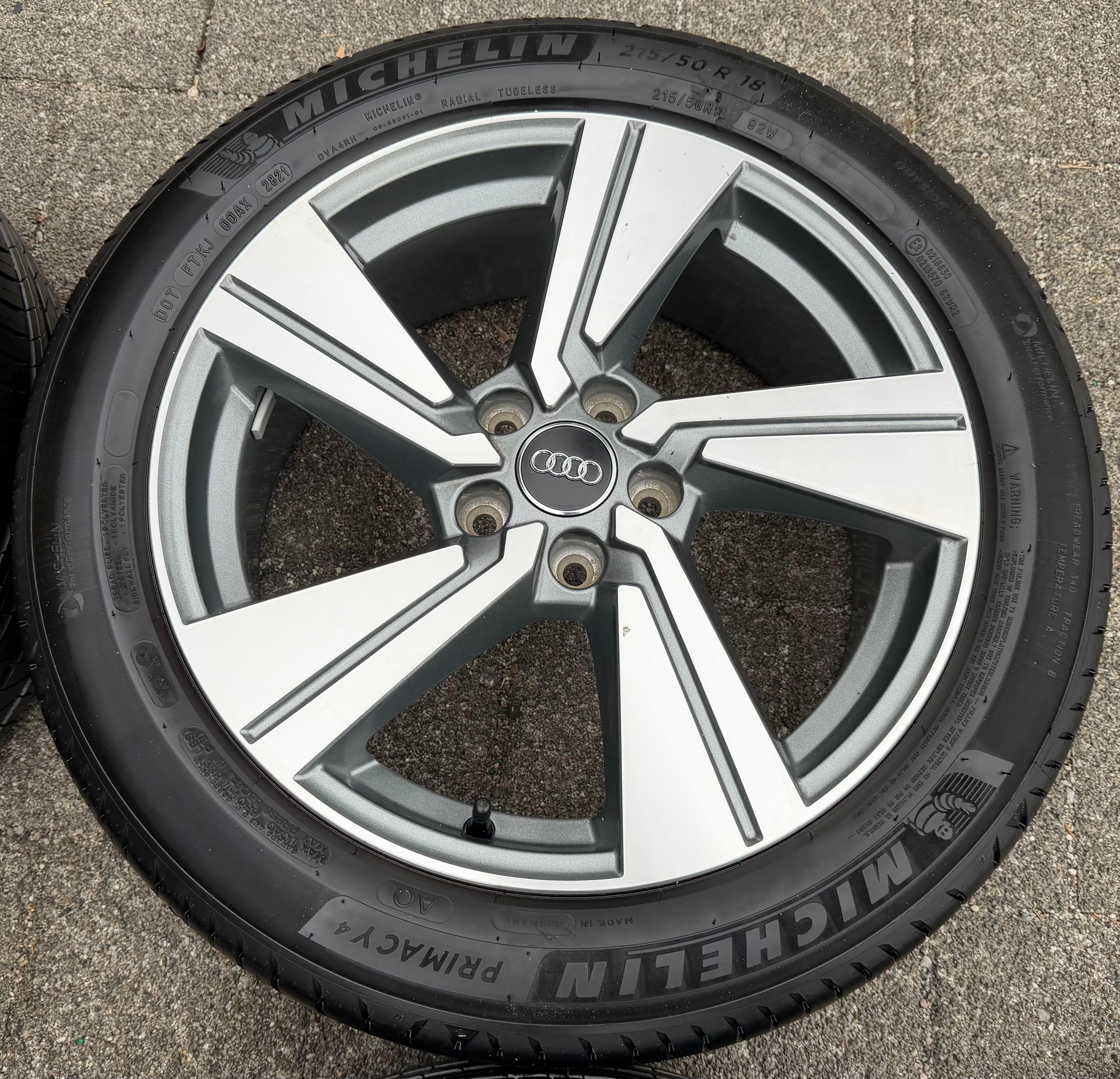 4 roues été complètes en aluminium d’origine 18" Audi Q2 SQ2 81A601025G 215/50R18 92W Michelin