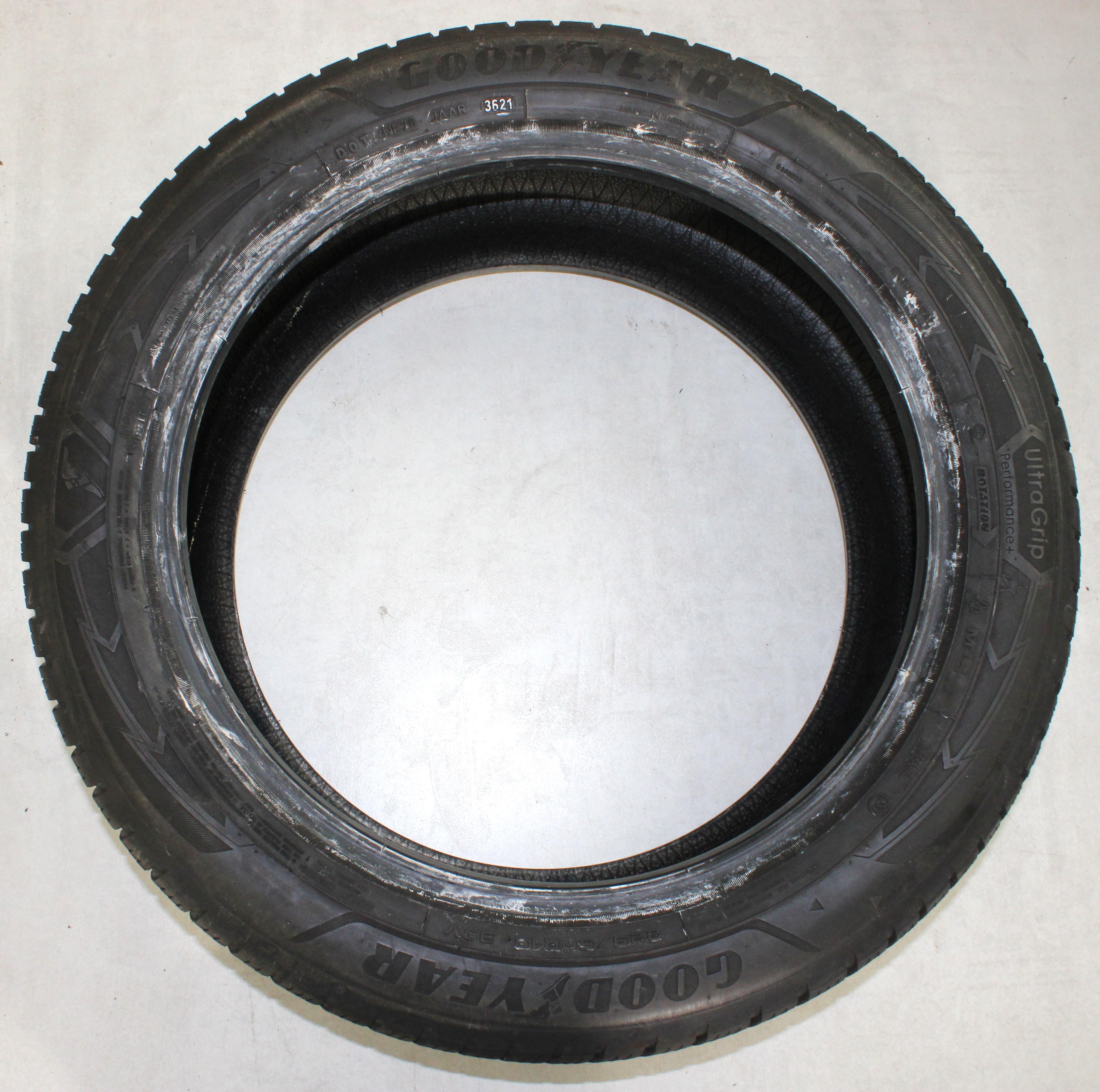 2 x 225/50R18 99V pneus hiver Goodyear Ultra Grip Performance + 1x5,5-6mm/1x6-6,5mm 2021/2022 *