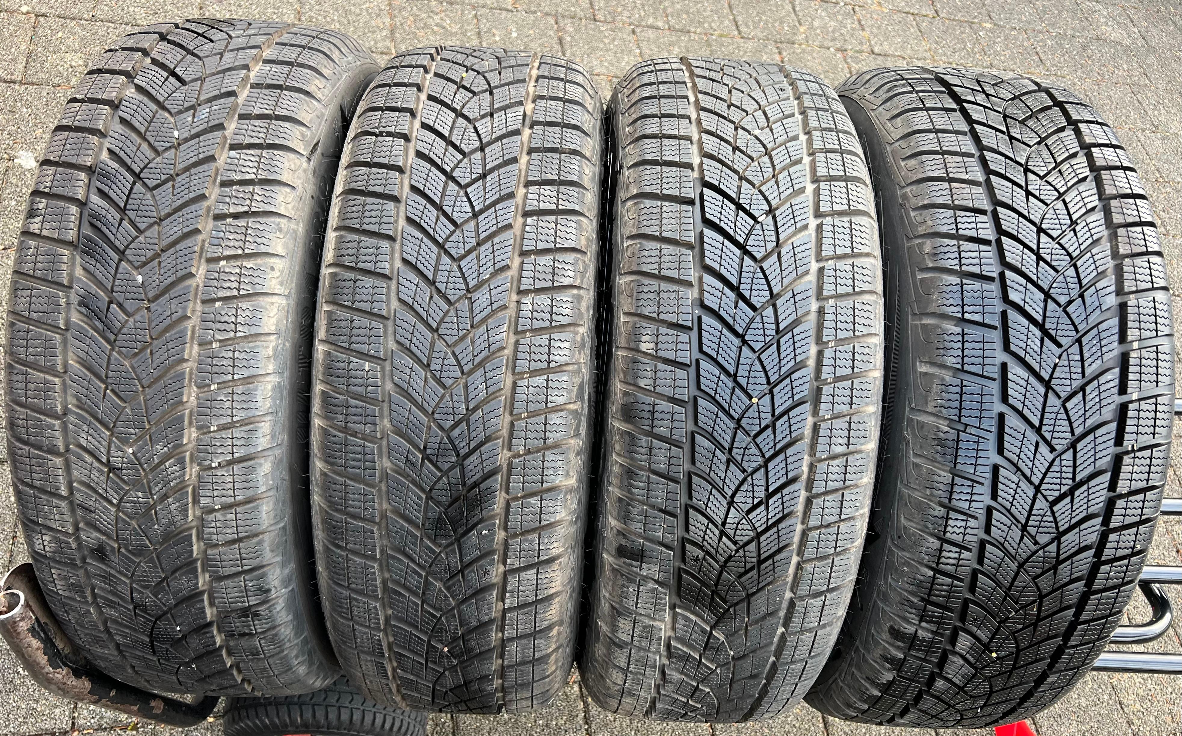 4 x 215/55R18 95T Winterreifen Goodyear Ultra Grip Performance 7,5-8mm 2020