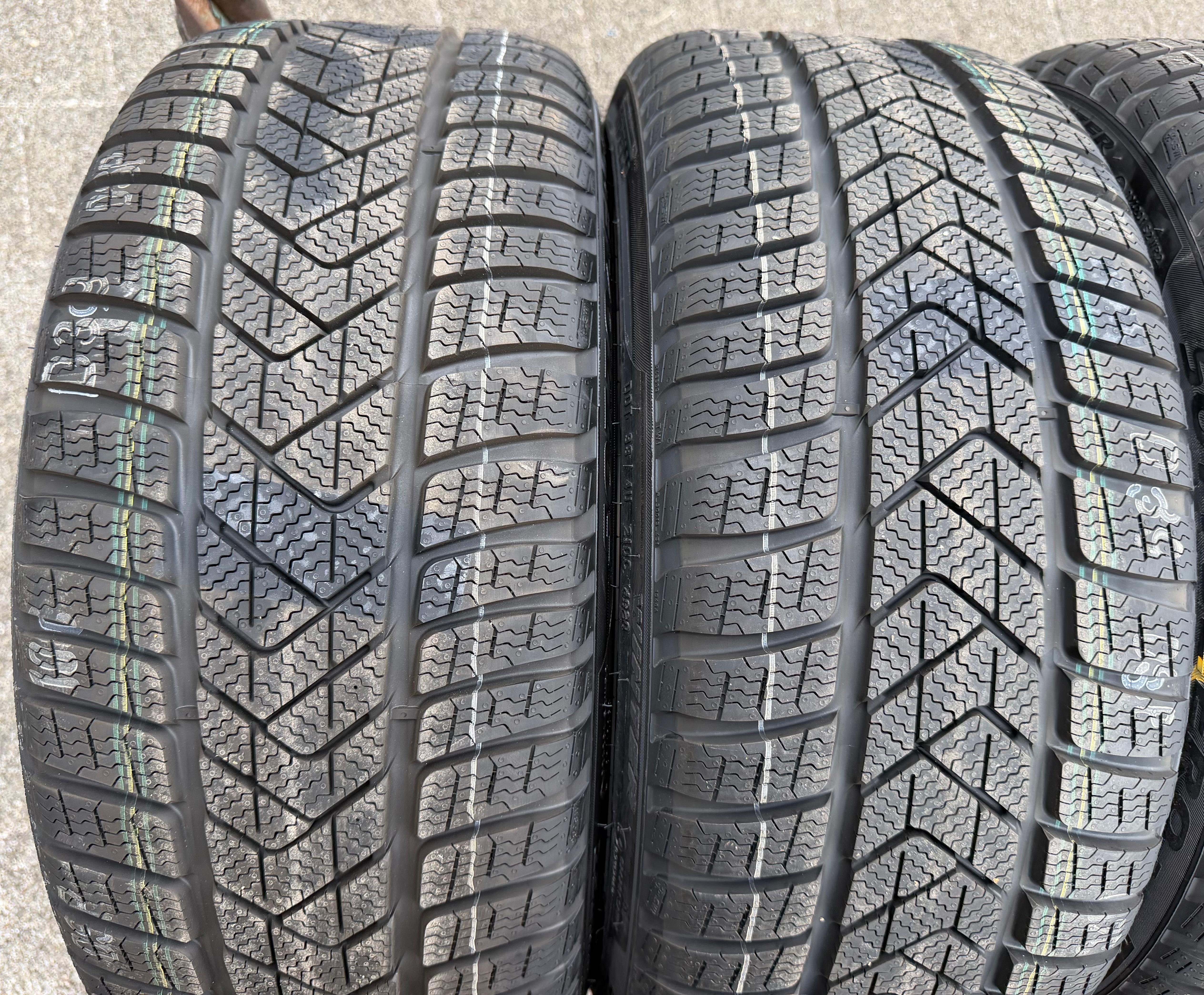 4 Original 18" Alu Winterräder Audi A3 S3 8Y 8Y0601025J 225/40R18 92V Pirelli
