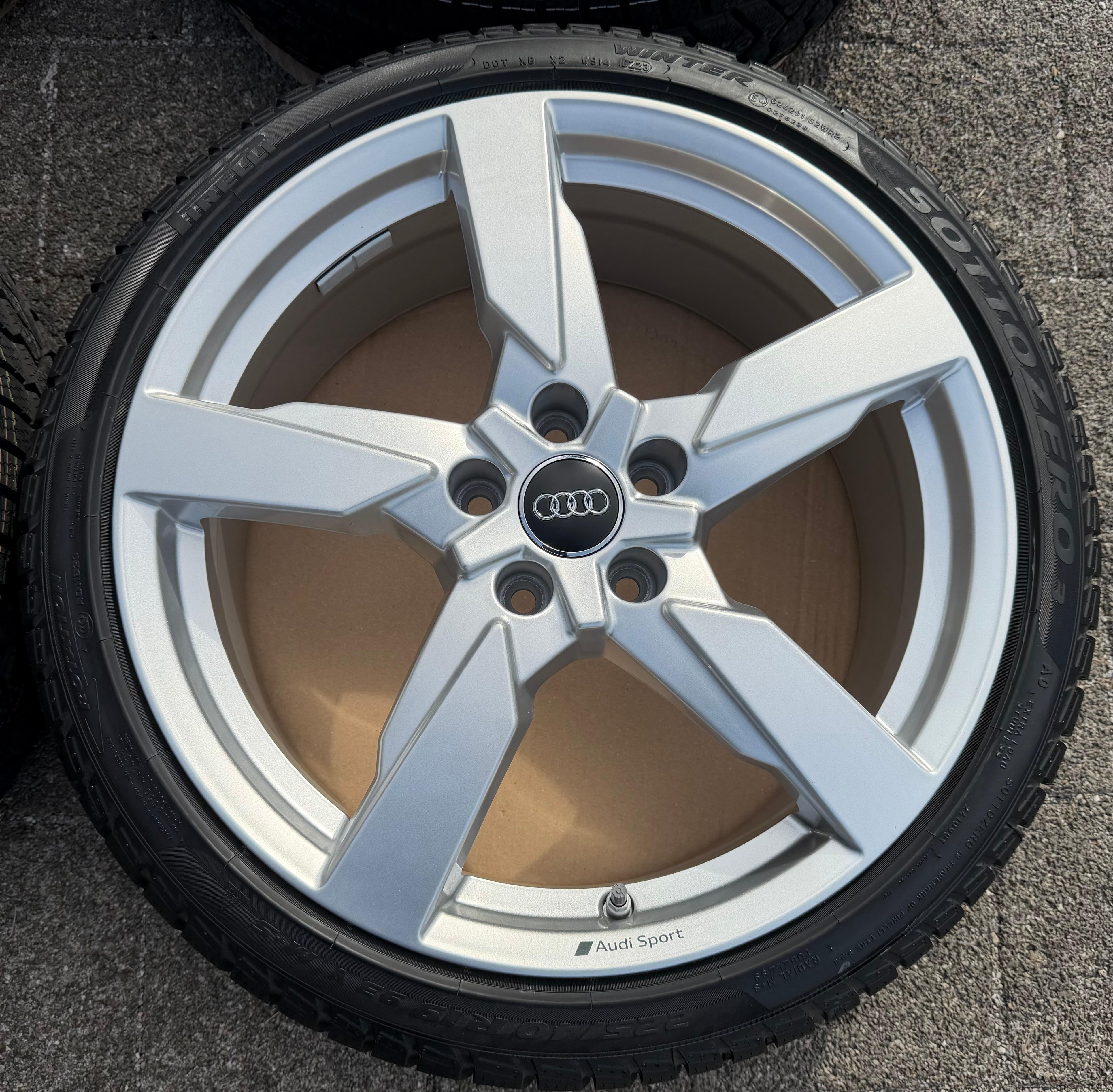 4 Original 19" Alu Winterräder Audi TT TTS 8S 8S0601025CF 225/40R19 93V 2023 NEU