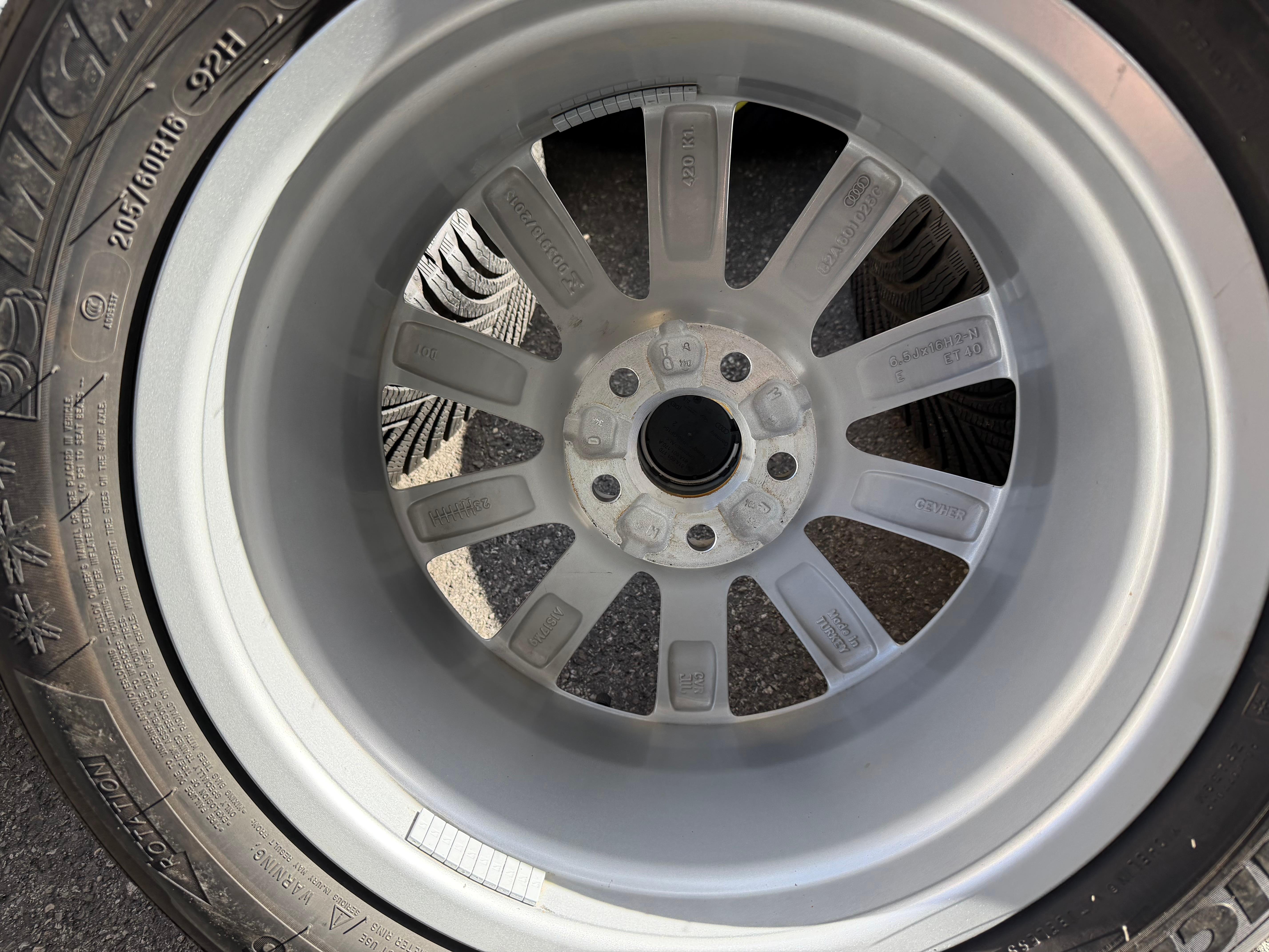 4 ruedas de aleación originales de invierno Audi A1 Allstreet City Carver GB GBH 82A601025C