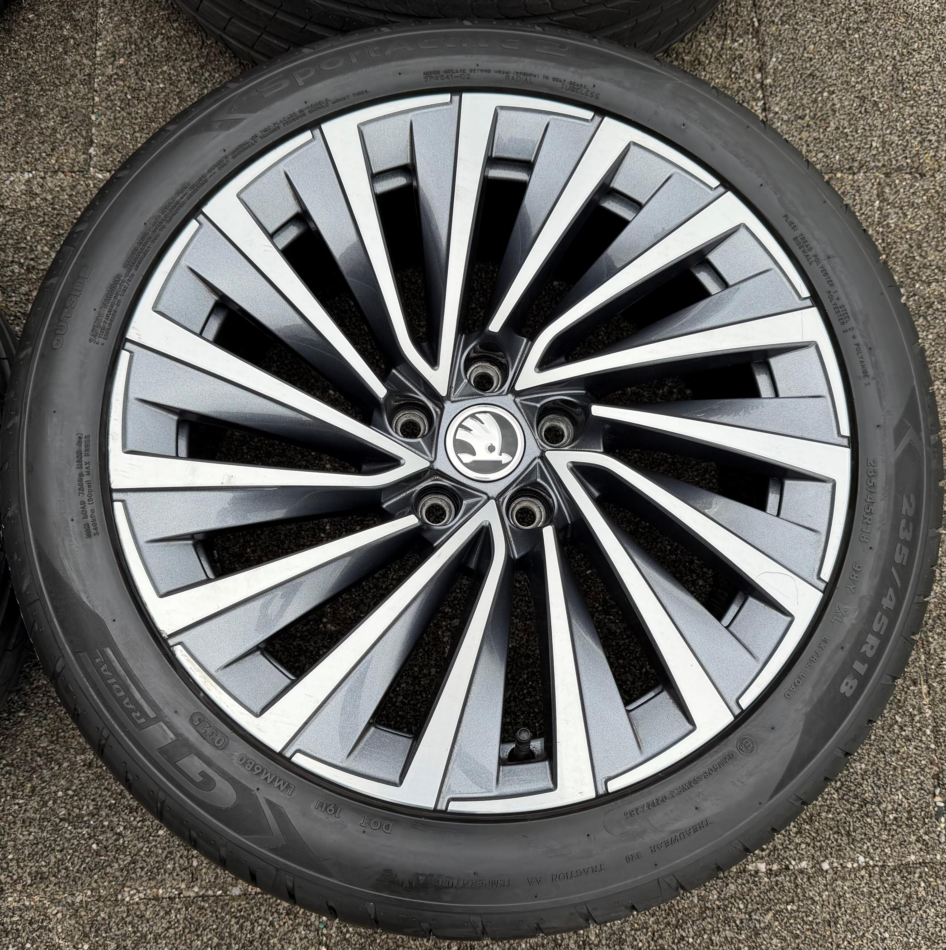 4 ruote estive originali in lega da 18" per Skoda Superb IV 4 B9 3P0601025F 235/45R18 94W