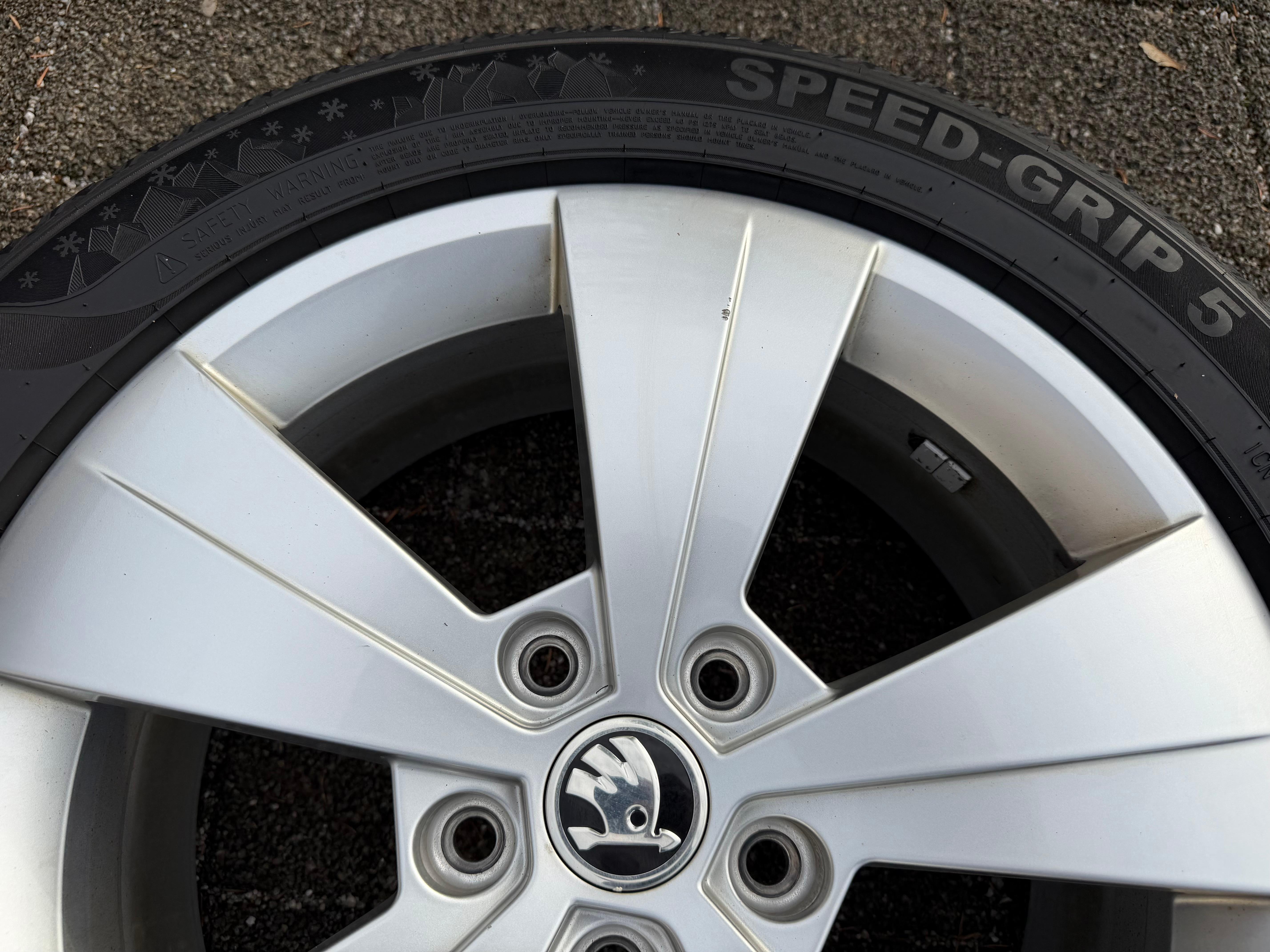 4 ruedas de invierno de aluminio originales de 16" para Skoda Superb III 3V 215/55R17 98V 3V0601025AS