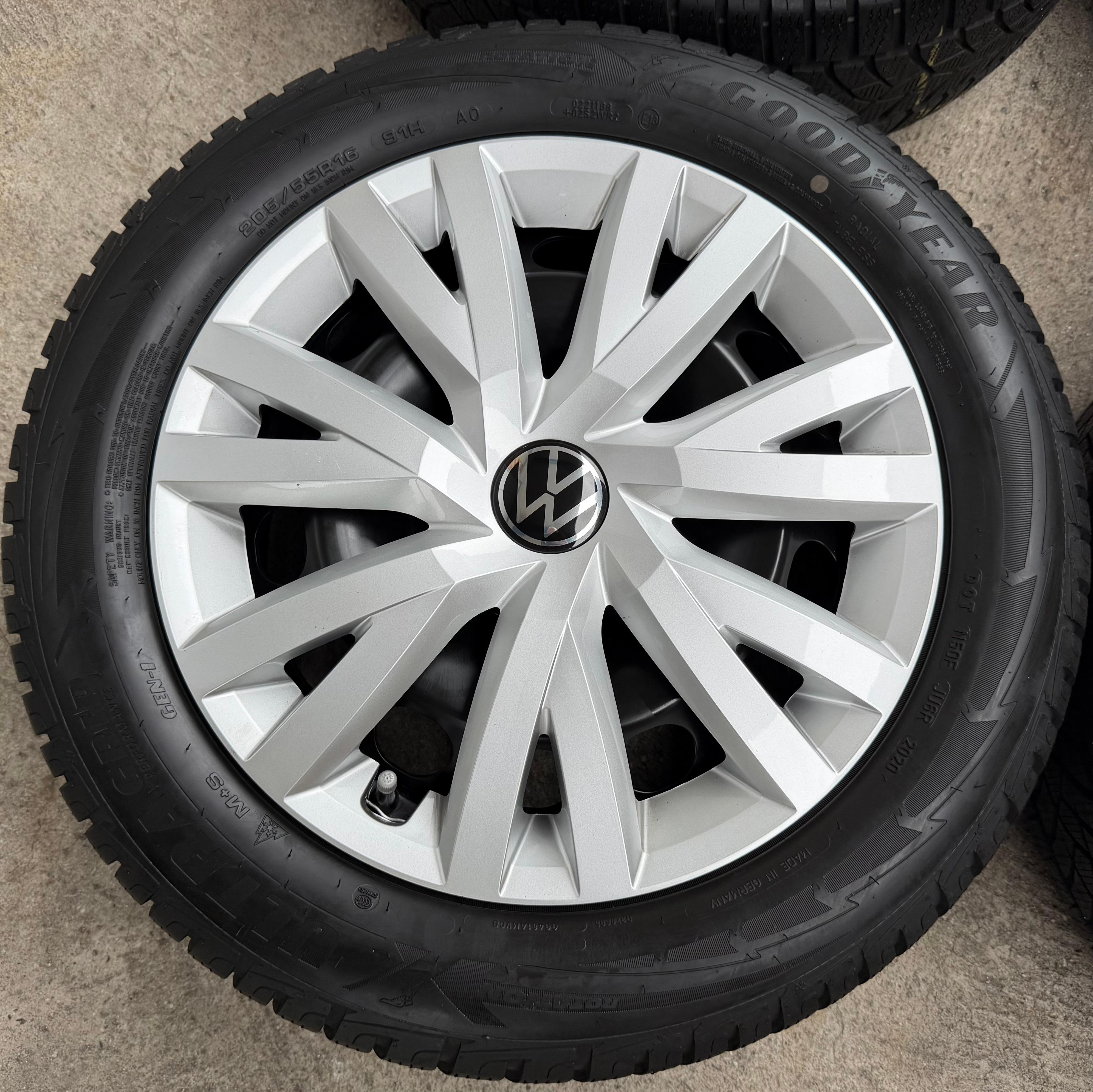 4 WINTERRÄDER VW GOLF 7 AUDI A3 8V SEAT LEON 5F SKODA OCTAVIA 5E 205/55R16 91H 5Q0601027BQ