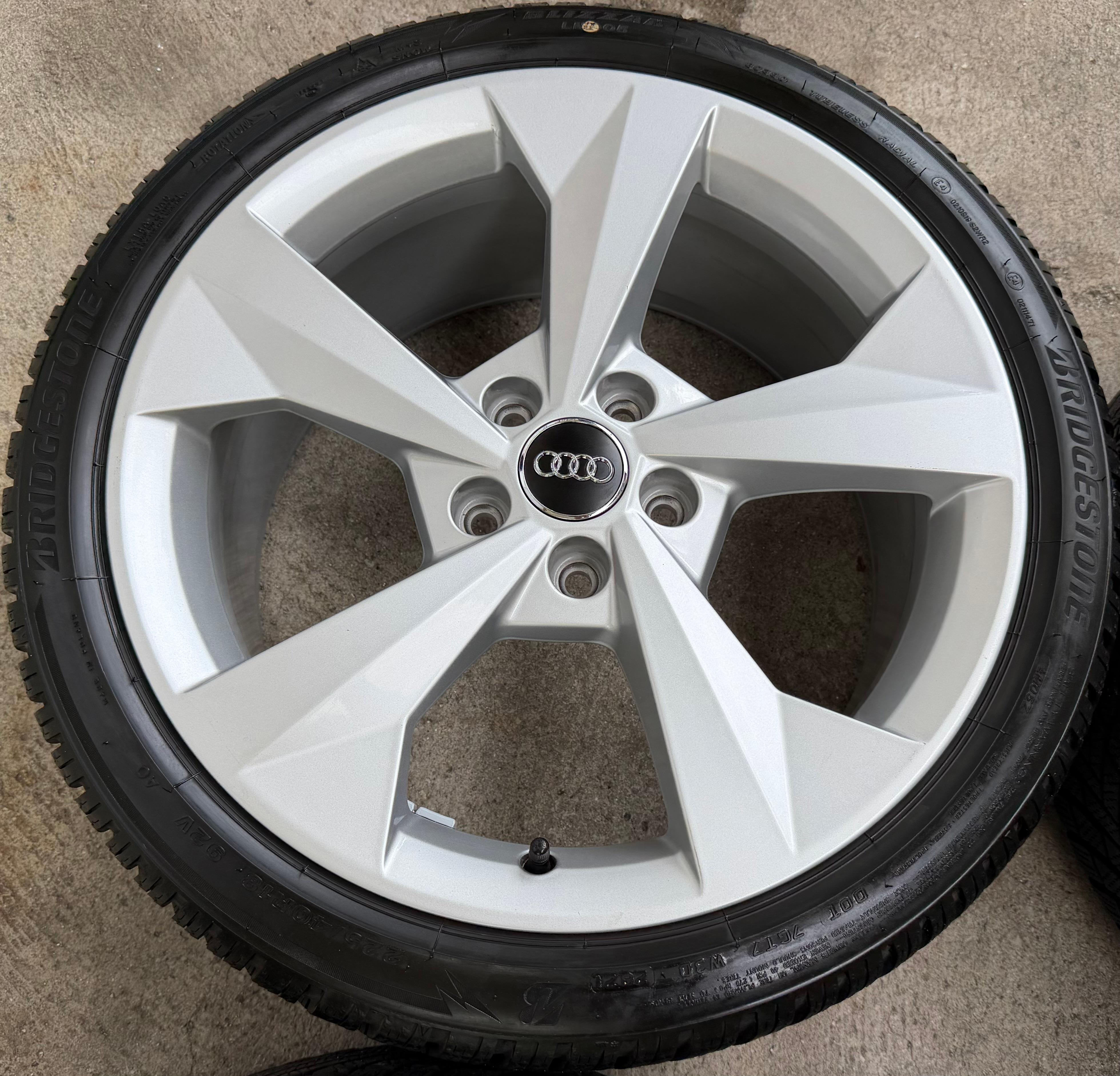 4 Original 18" Alu Winterräder Audi A3 S3 8Y 8Y0601025J 225/40R18 92V Bridgestone 2021