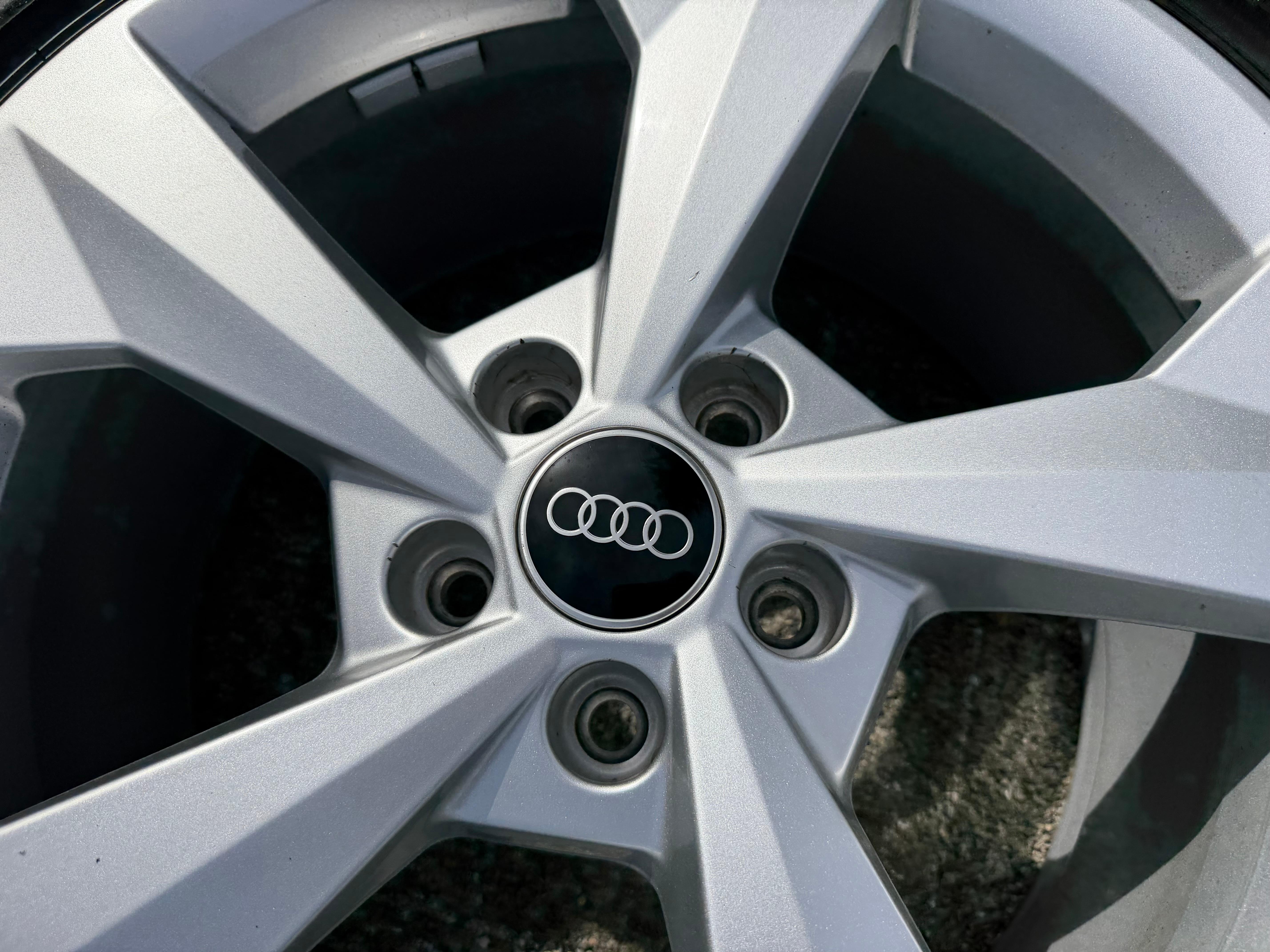 4 Original 18" Alufelgen Felgne Audi A3 S3 8Y 8Y0601025J 8x18 ET46