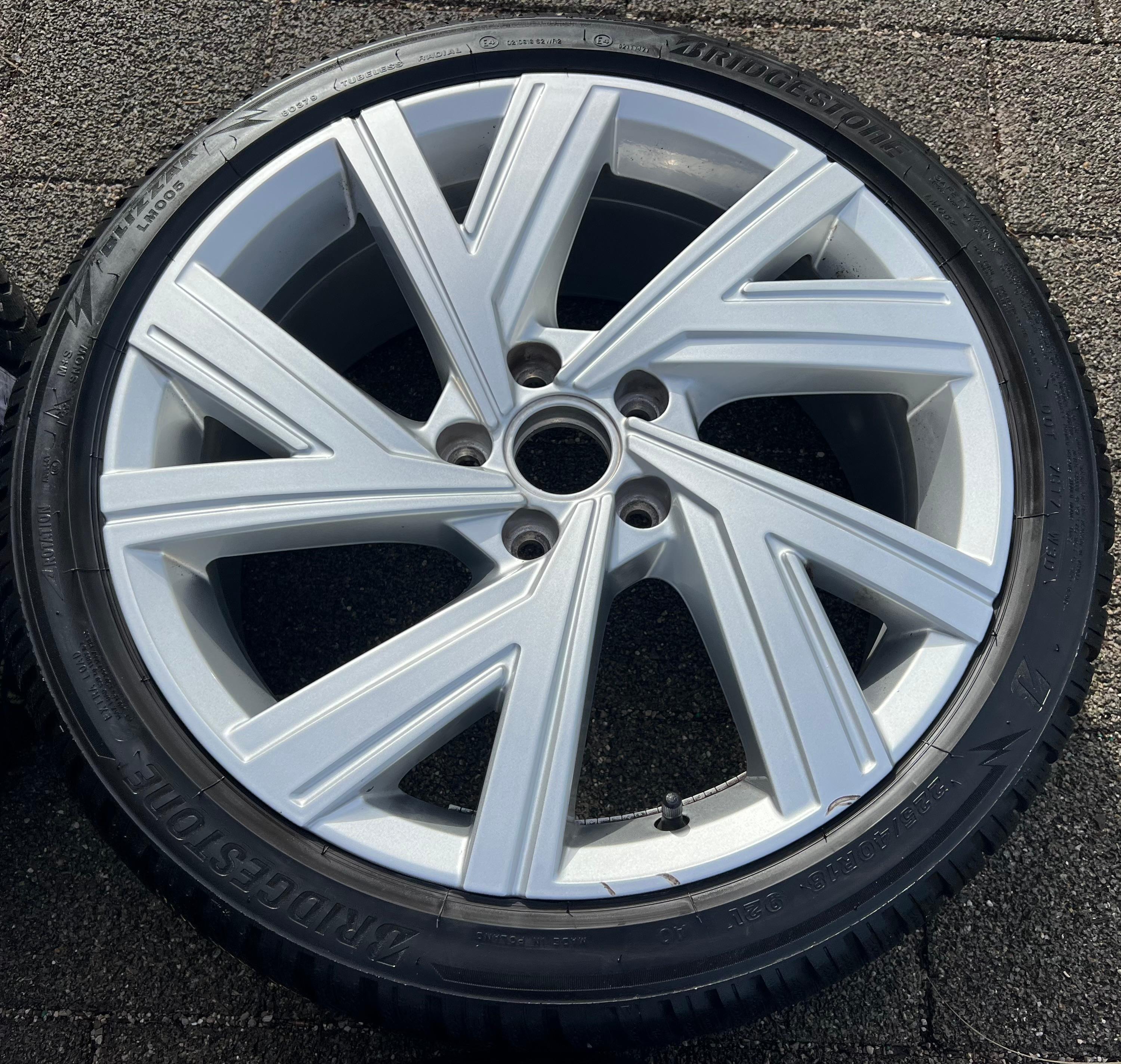 4 ORIGINAL 18" ALU WINTERRÄDER VW GOLF VIII 8 BERGAMO 5H0601025A 225/40R18 92V