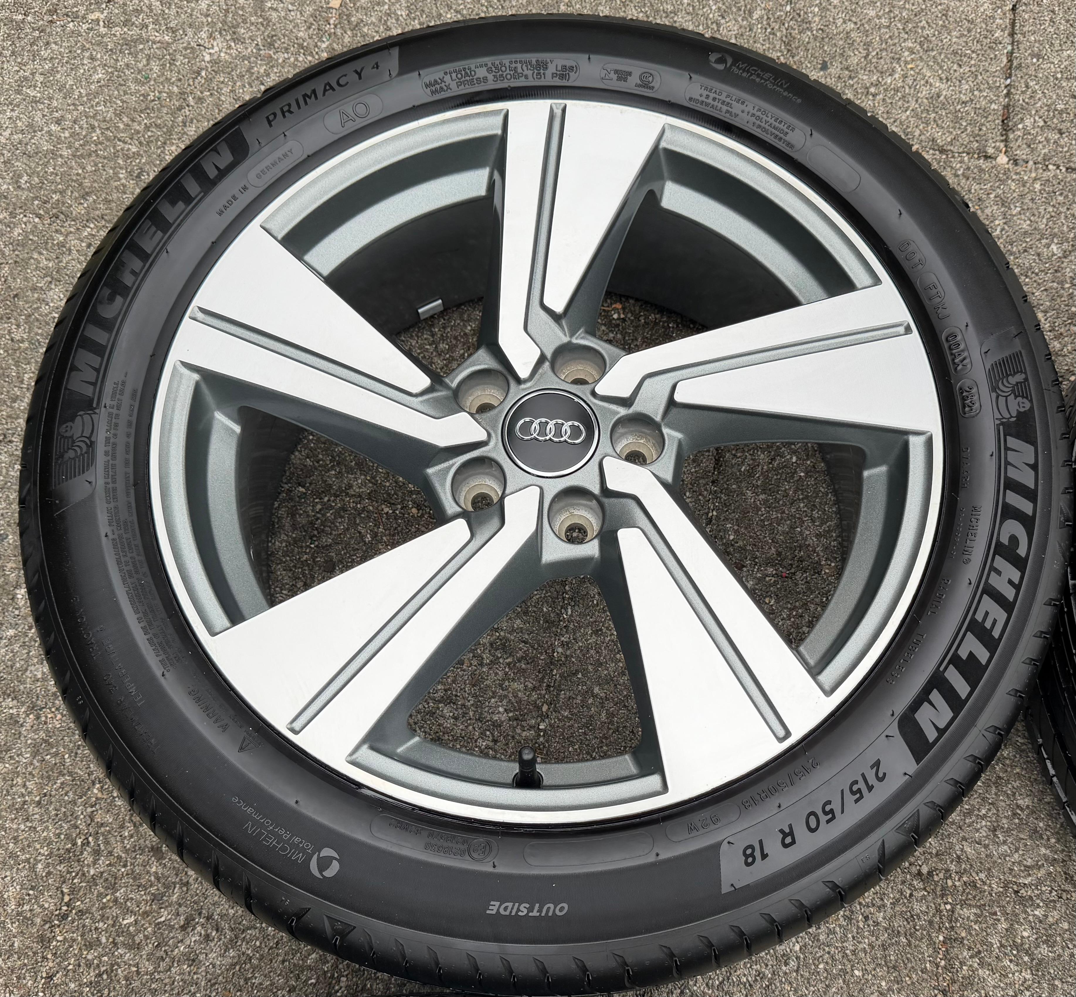 4 roues été complètes en aluminium d’origine 18" Audi Q2 SQ2 81A601025G 215/50R18 92W Michelin