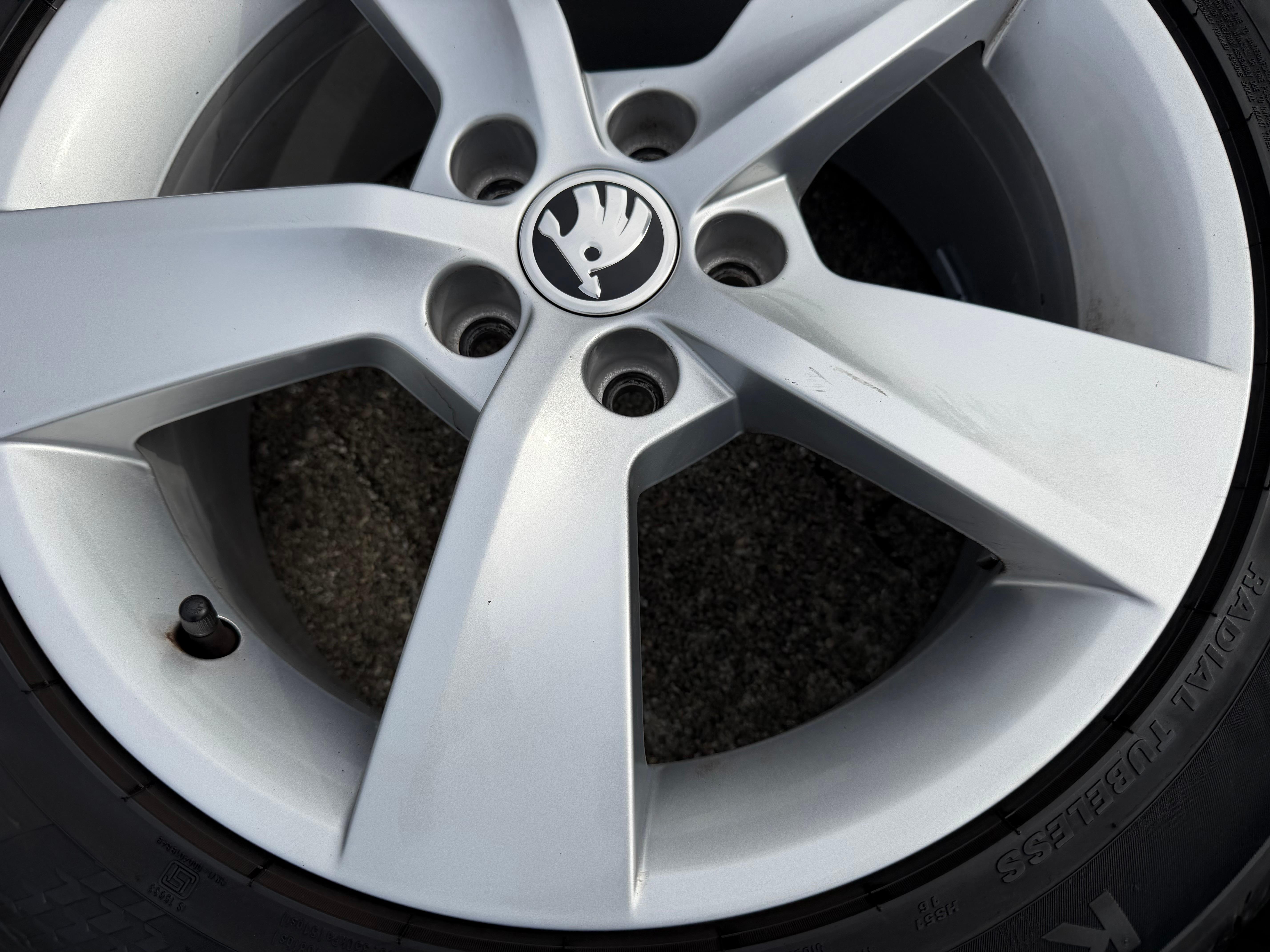 4 ruote estive in lega originali da 16" per Skoda Fabia 3 215/45R16 86H 5JA601025AD