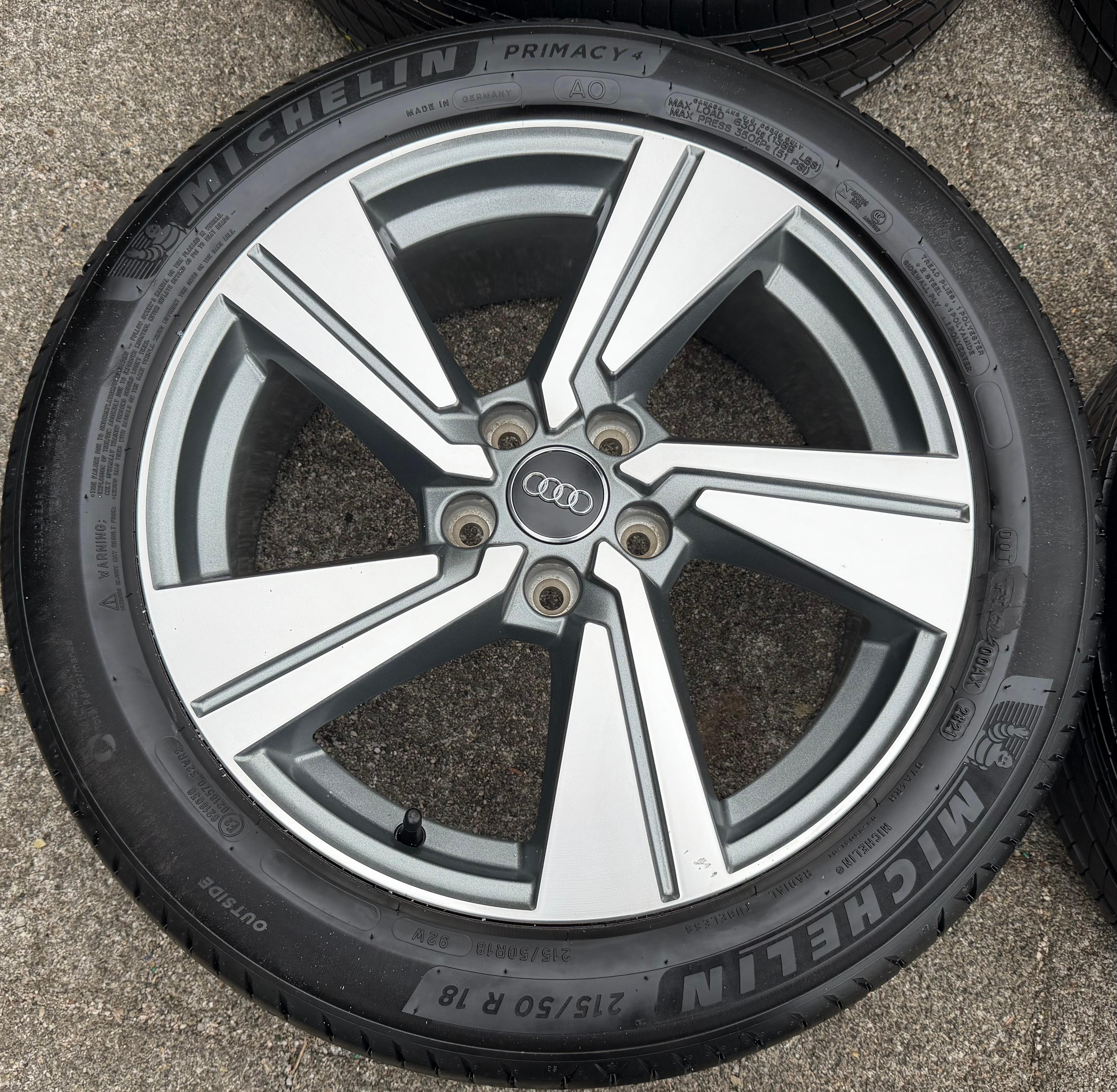 4 roues été complètes en aluminium d’origine 18" Audi Q2 SQ2 81A601025G 215/50R18 92W Michelin