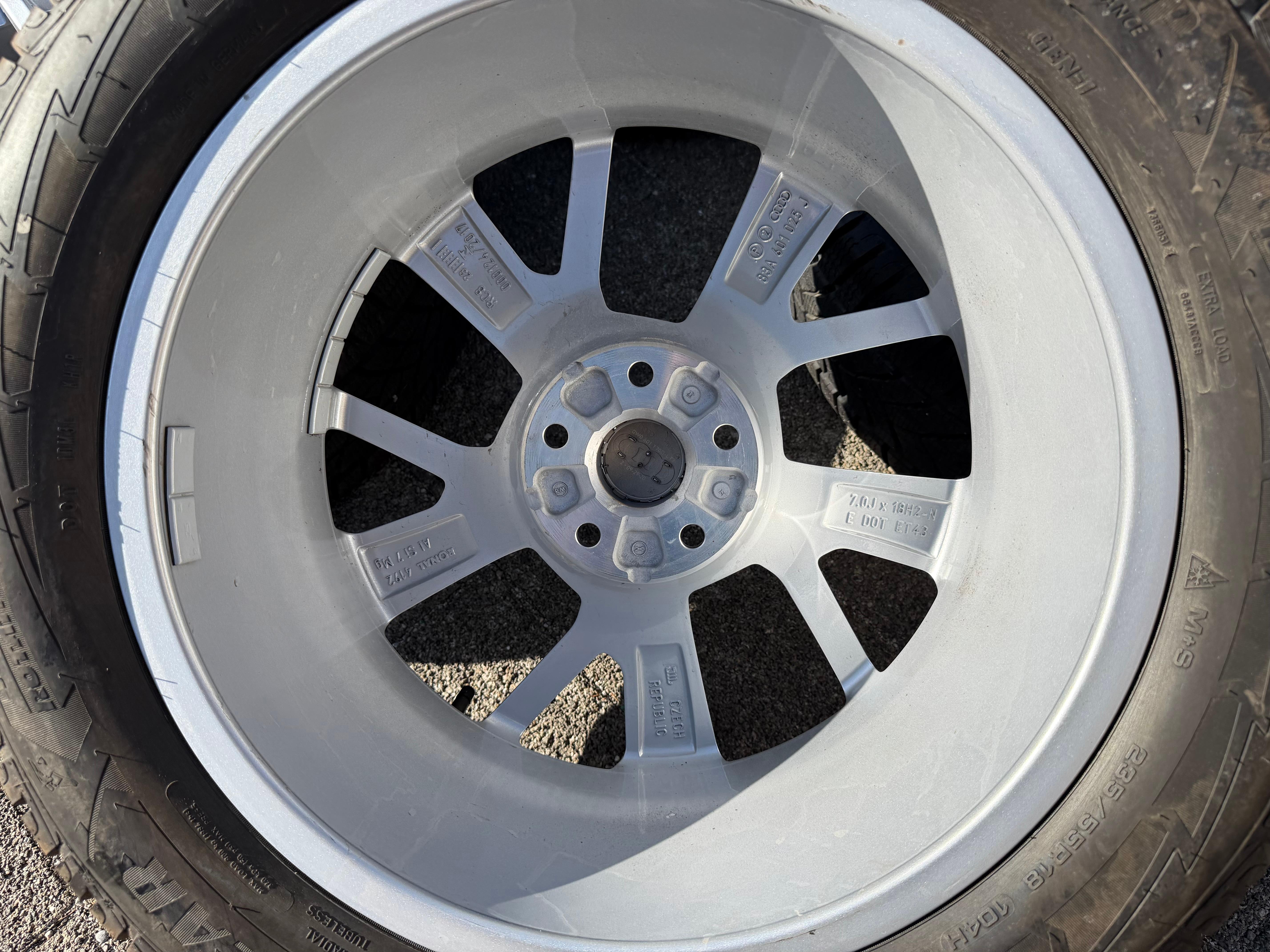 4 Original 18" Alu Winterräder Audi Q3 F3 83A 83A601025J 235/55R18 104H Goodyear