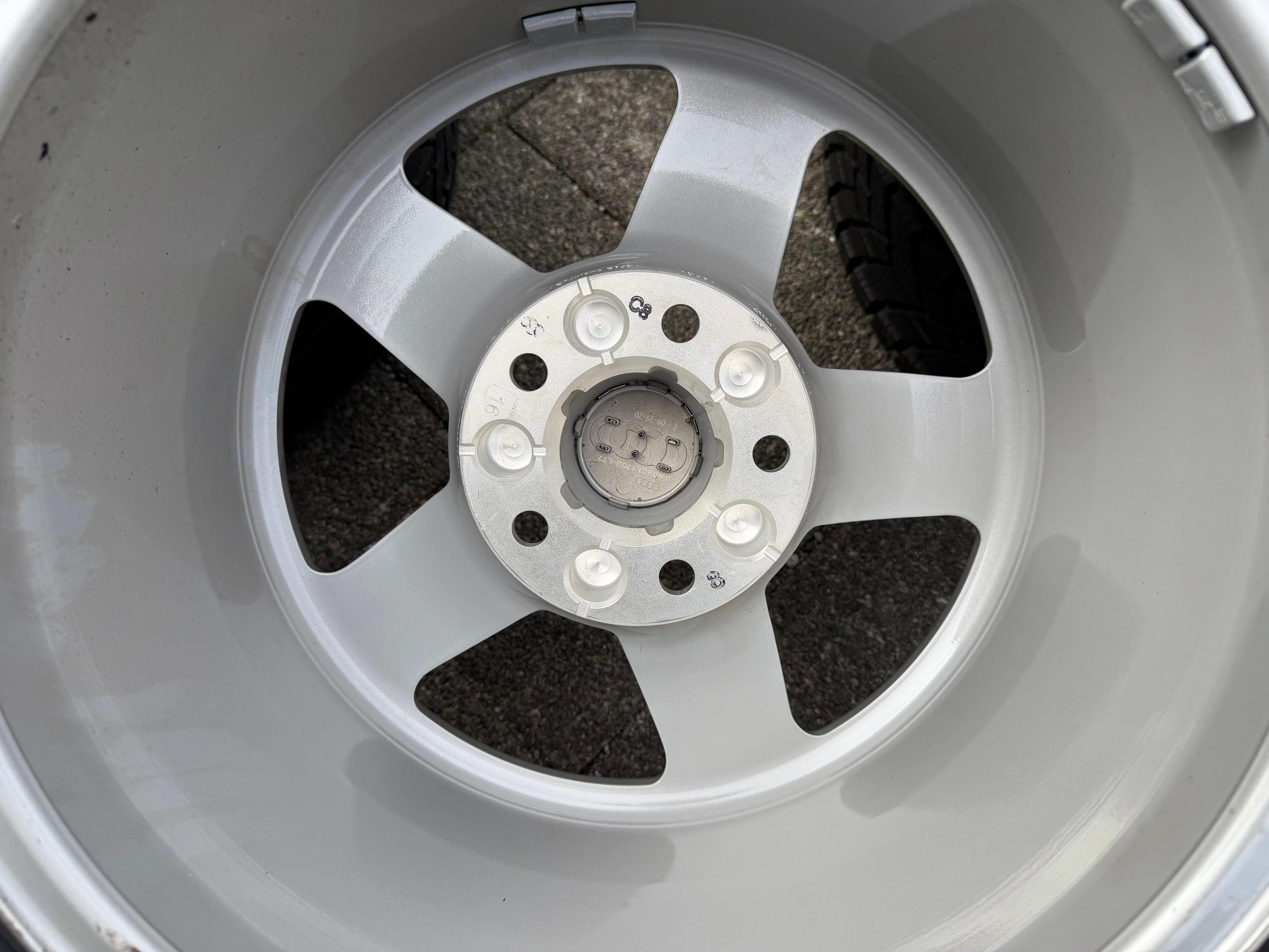 4 Original Alu Winterräder Audi A4 B9 8W 205/60R16 92H 8W0601025 Goodyear