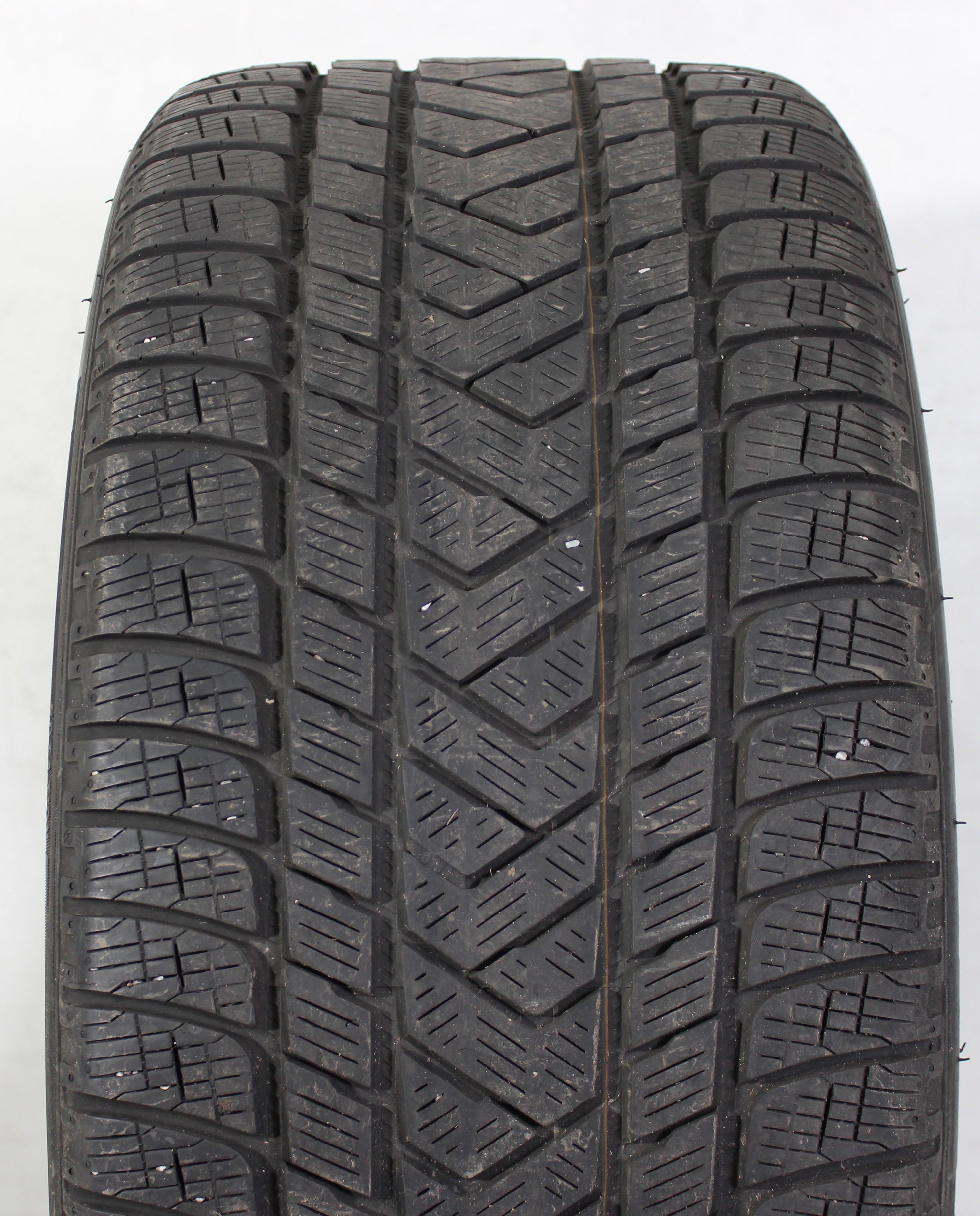 1 x 295/40R20 106V Winterreifen Pirelli Scorpion Winter in der Mitte 4,5-5mm und auf den Schultern 5-5,5mm. 2021 N0