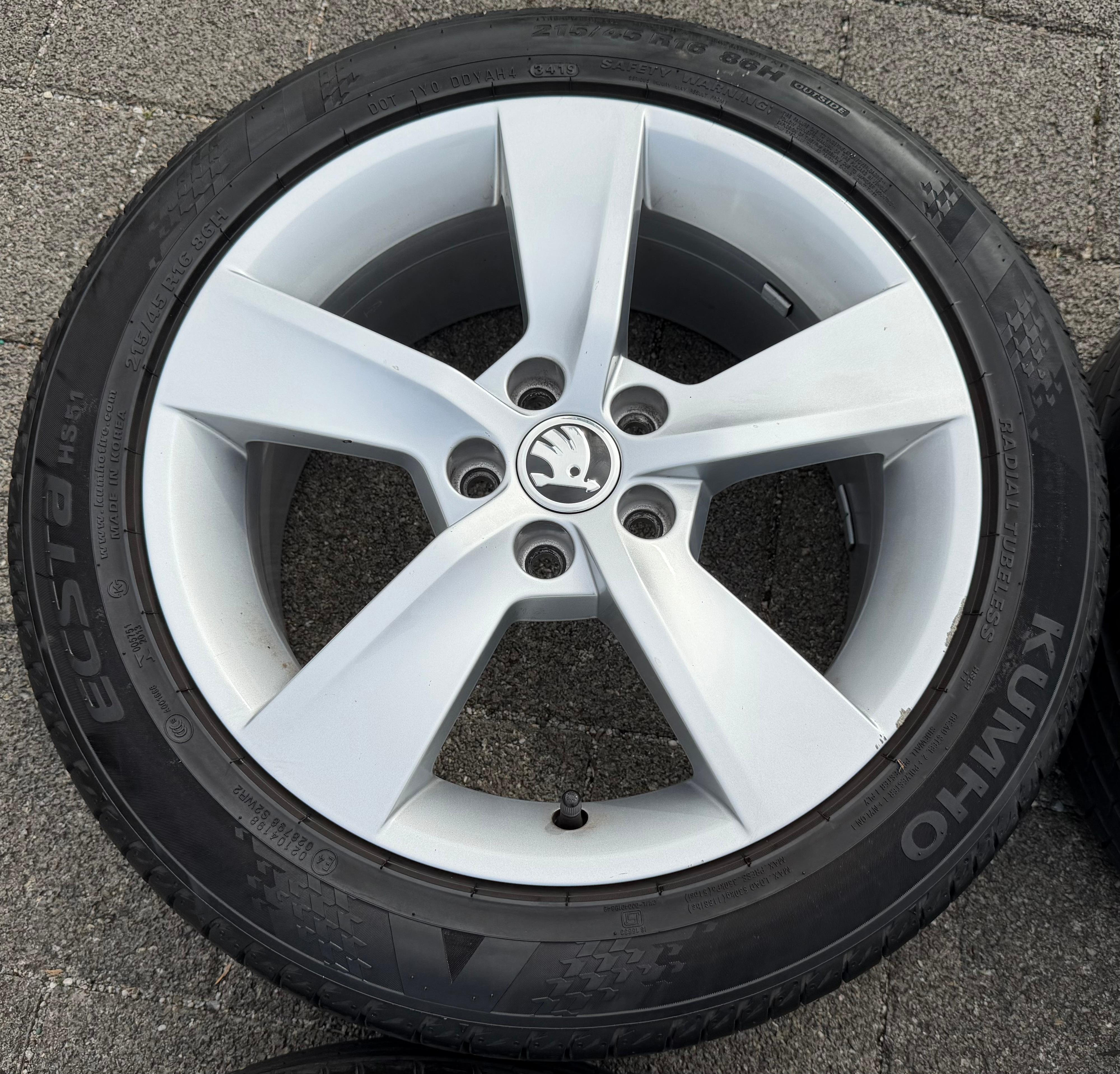 4 ruote estive in lega originali da 16" per Skoda Fabia 3 215/45R16 86H 5JA601025AD