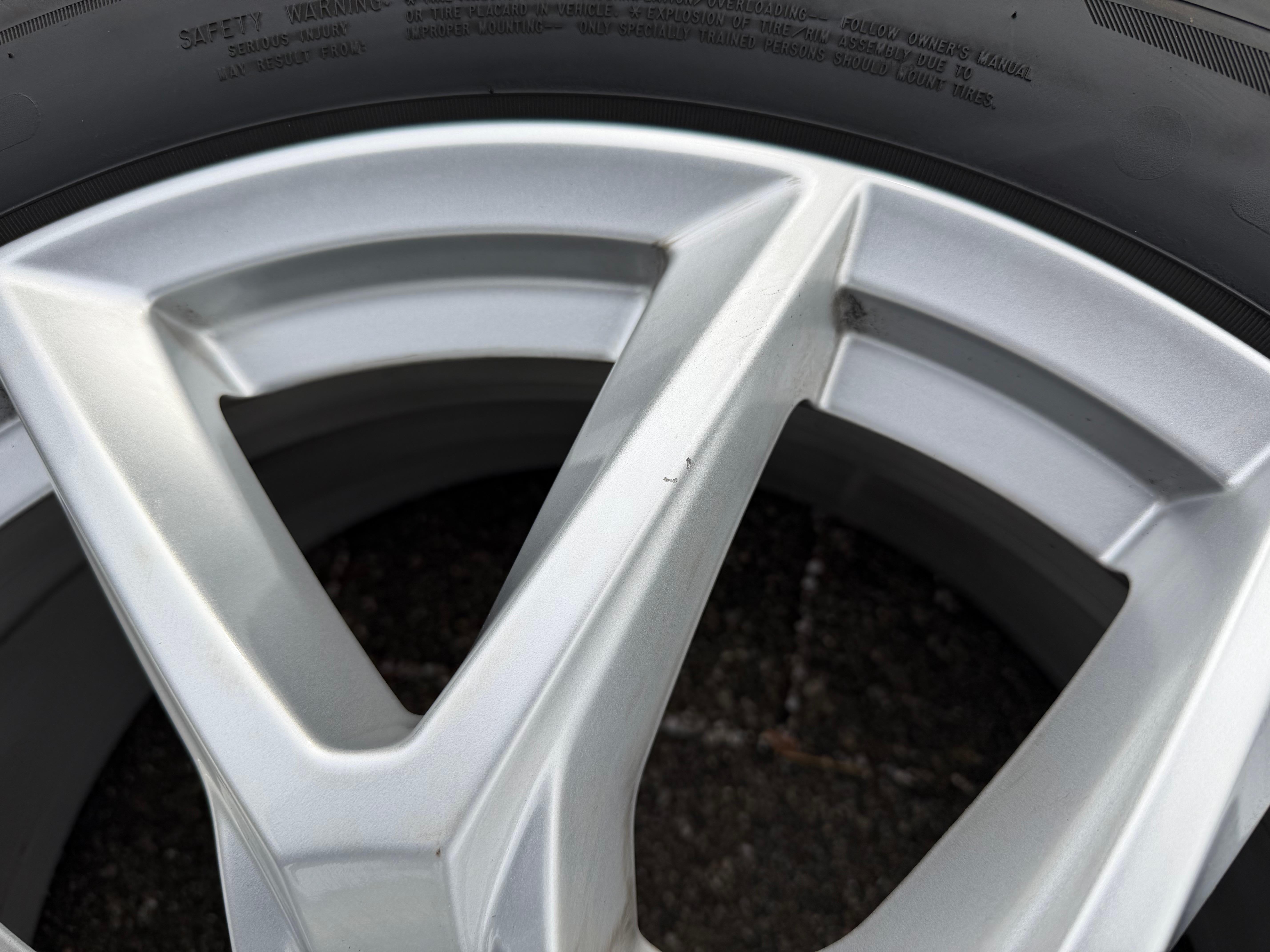 4 ruedas de invierno de aleación originales de 18" para Volvo XC60 II 31423851 235/60R18 107H Goodyear 2025