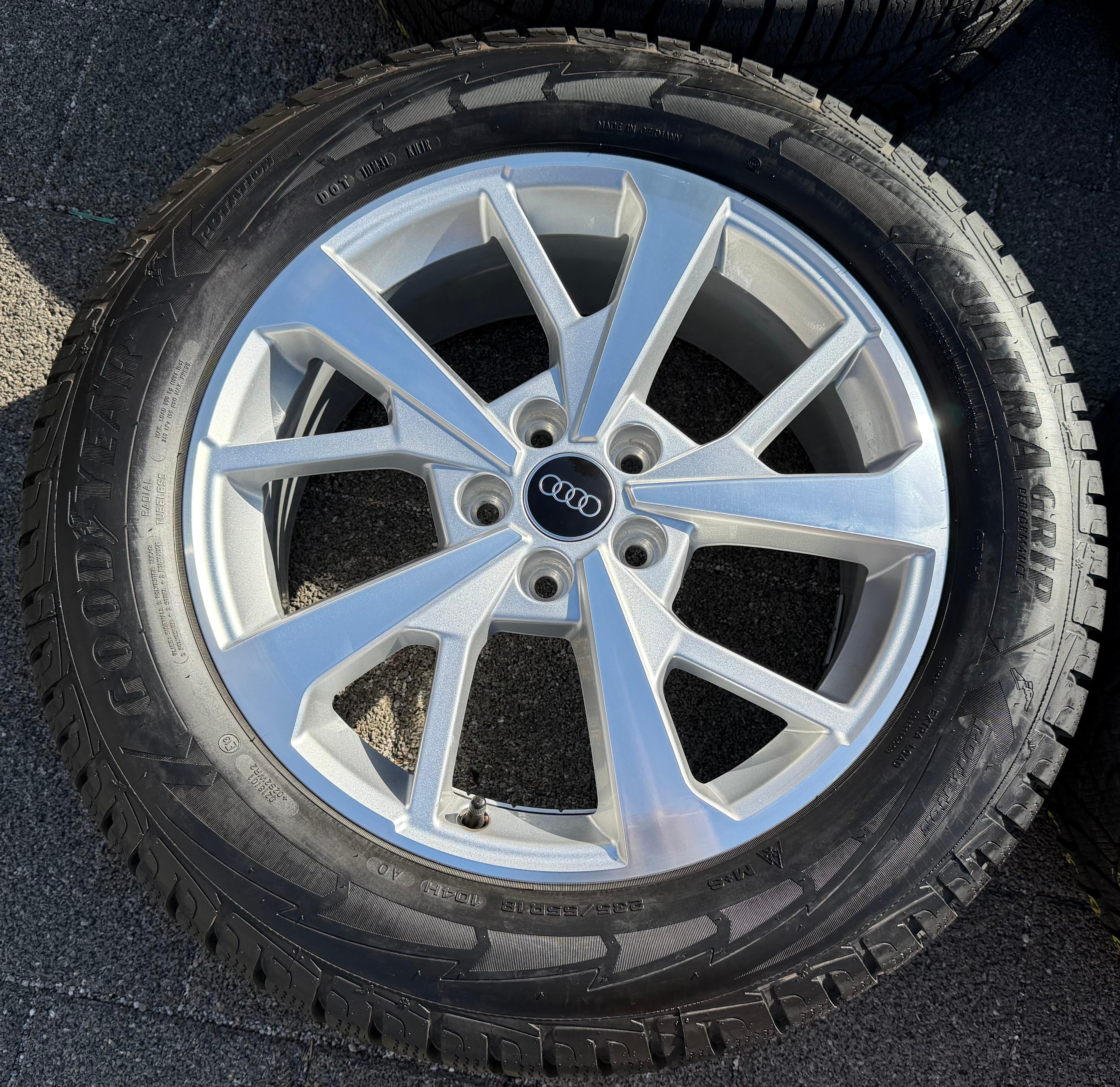 4 Original 18" Alu Winterräder Audi Q3 F3 83A 83A601025J 235/55R18 104H Goodyear