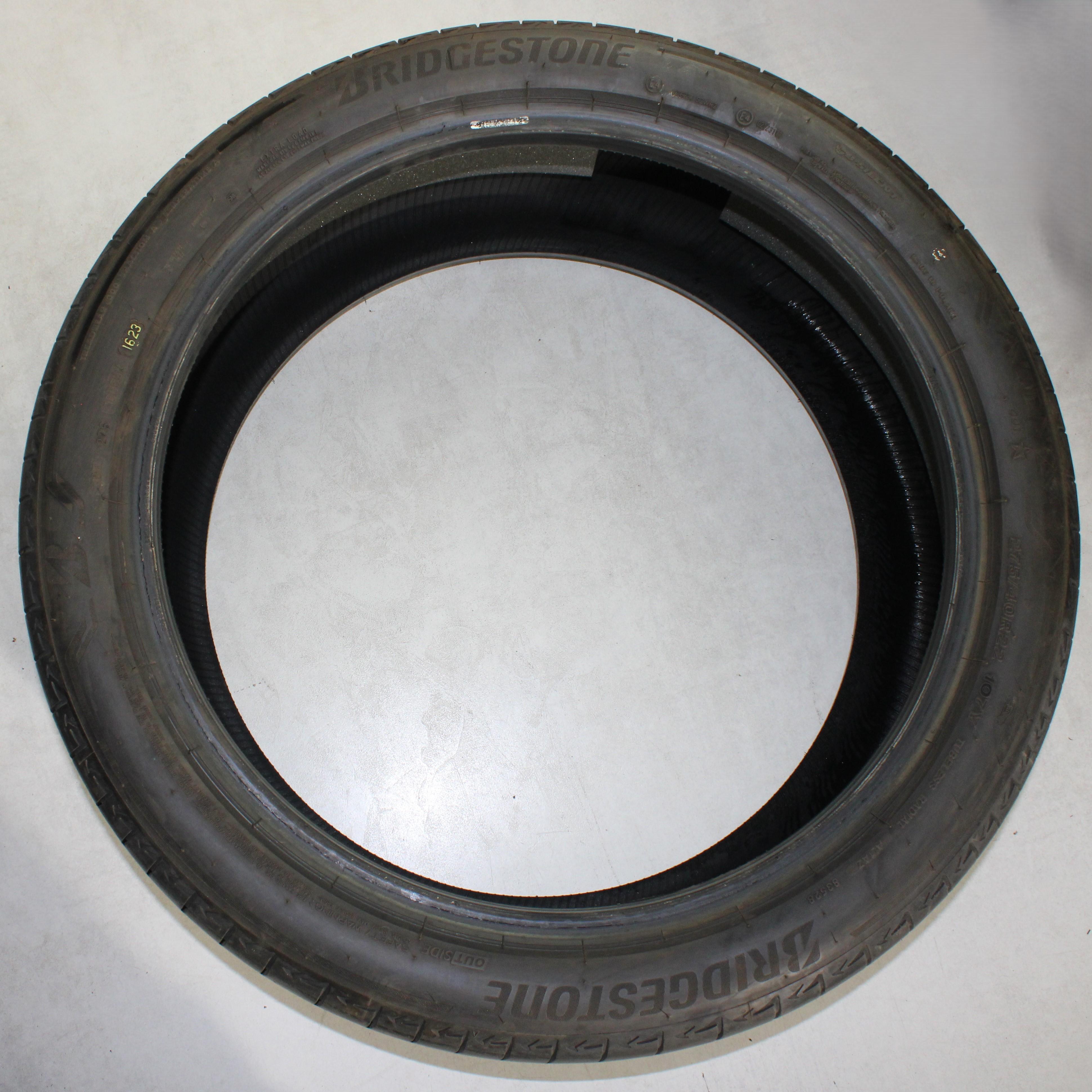 4 pneus d'été Bridgestone Alenza 001* 275/40R22 107Y, avec une profondeur de 5 à 5,5 mm au centre et de 6 mm sur les épaulements. 2023 Silent